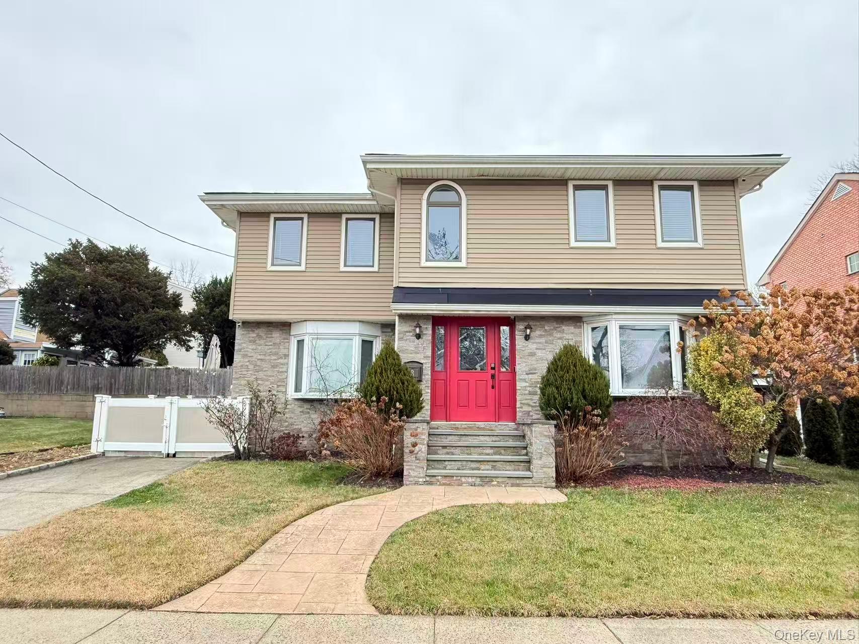 3 Grant Avenue, Albertson, NY 11507