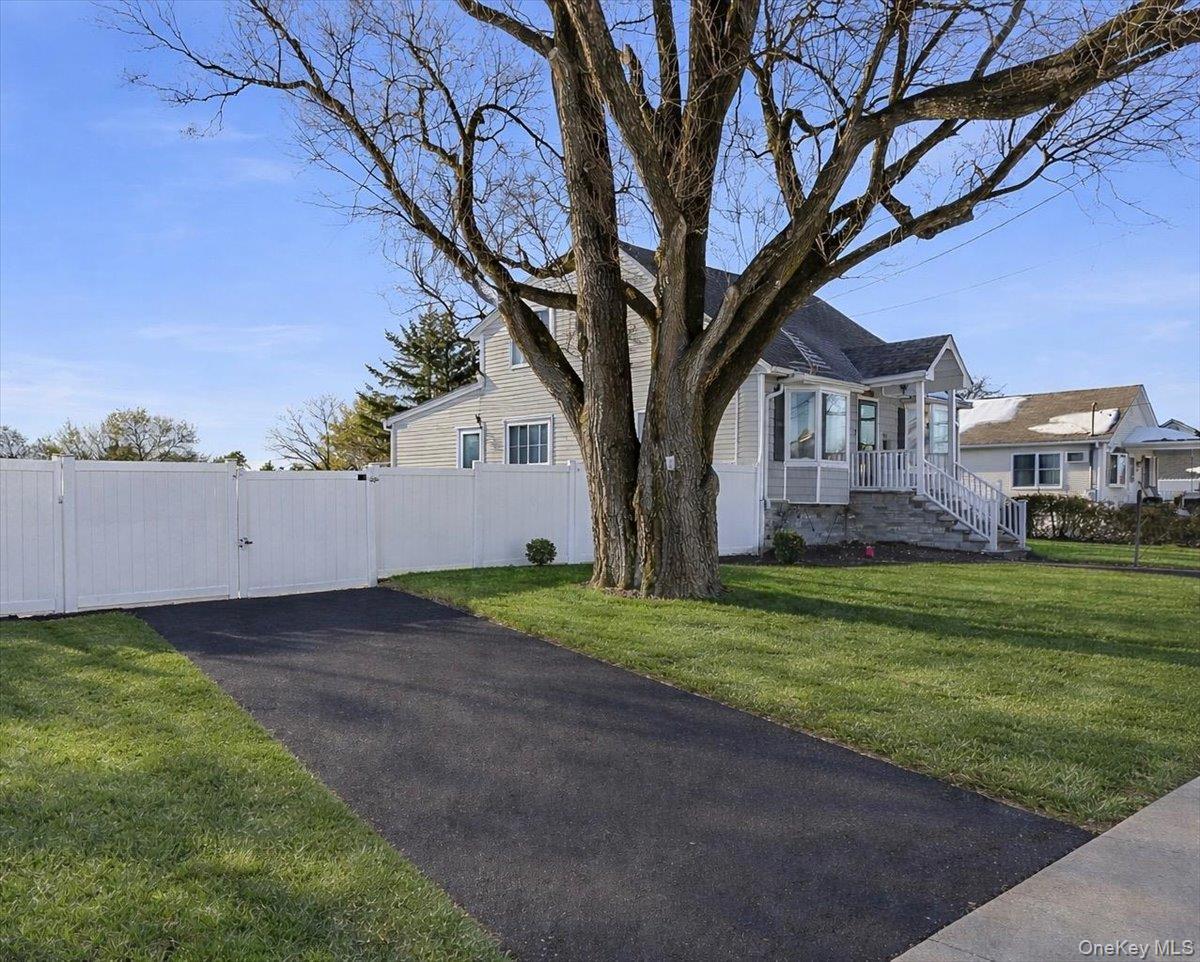 815 S 4th Street, Lindenhurst, NY 11757