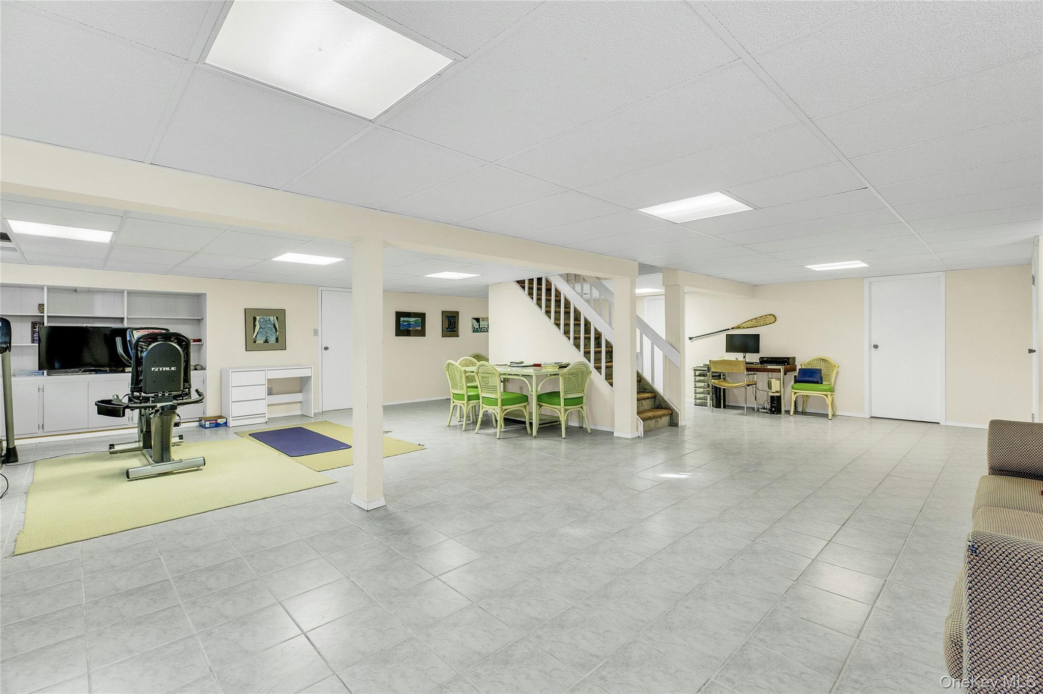 61 Hofstra Drive, Plainview, NY 11803