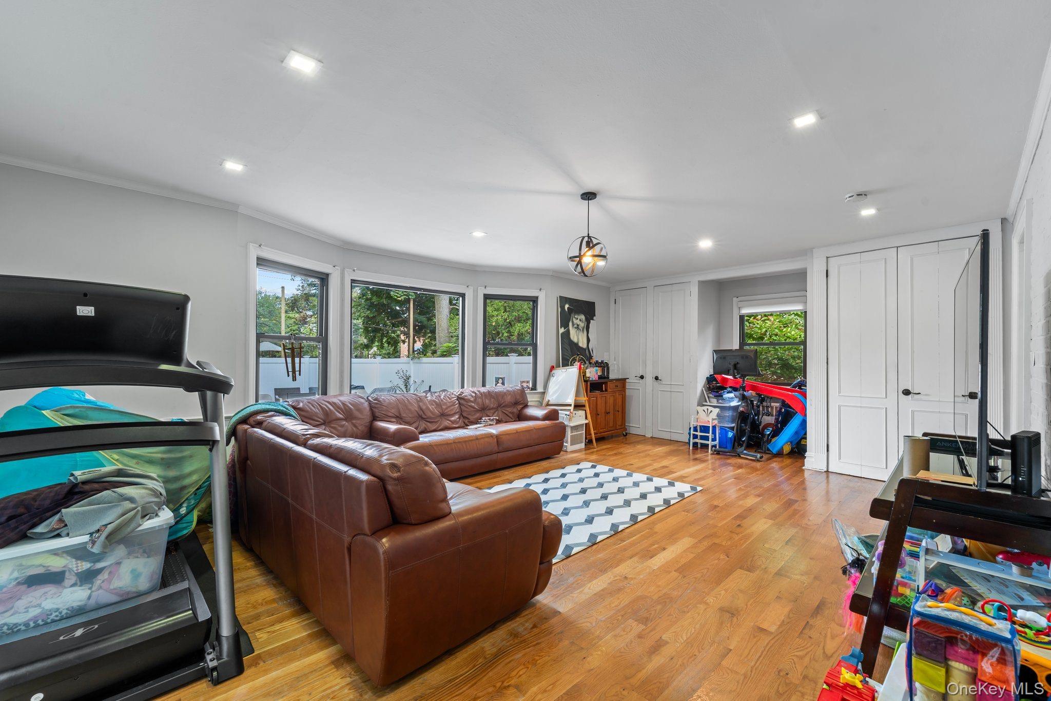 11 Brook Lane, Great Neck, NY 11023