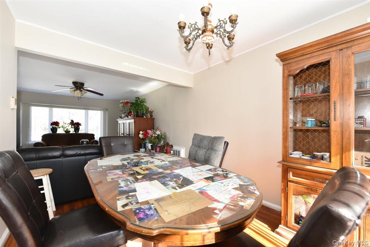 39 Greentree Road, Mineola, NY 11501