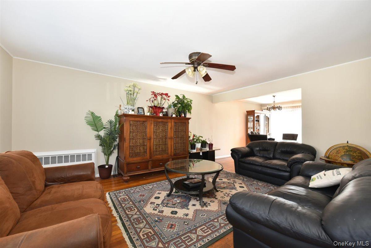 39 Greentree Road, Mineola, NY 11501