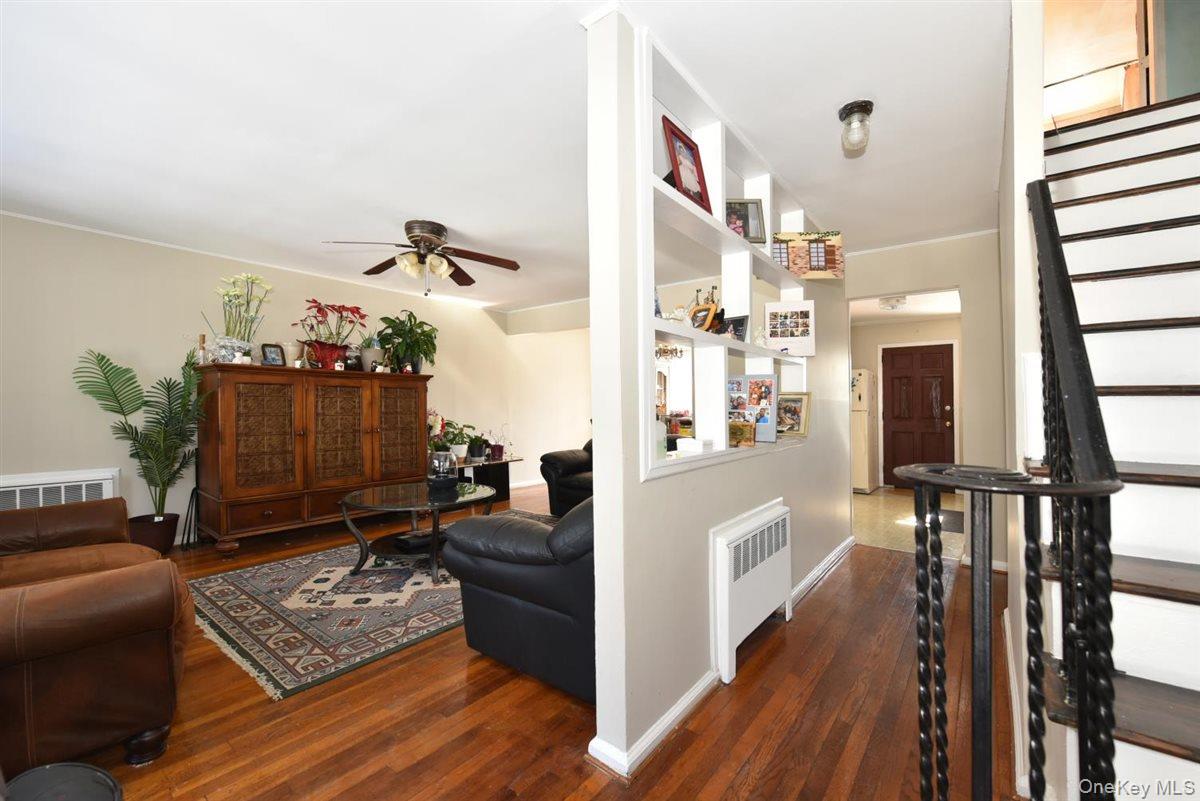 39 Greentree Road, Mineola, NY 11501