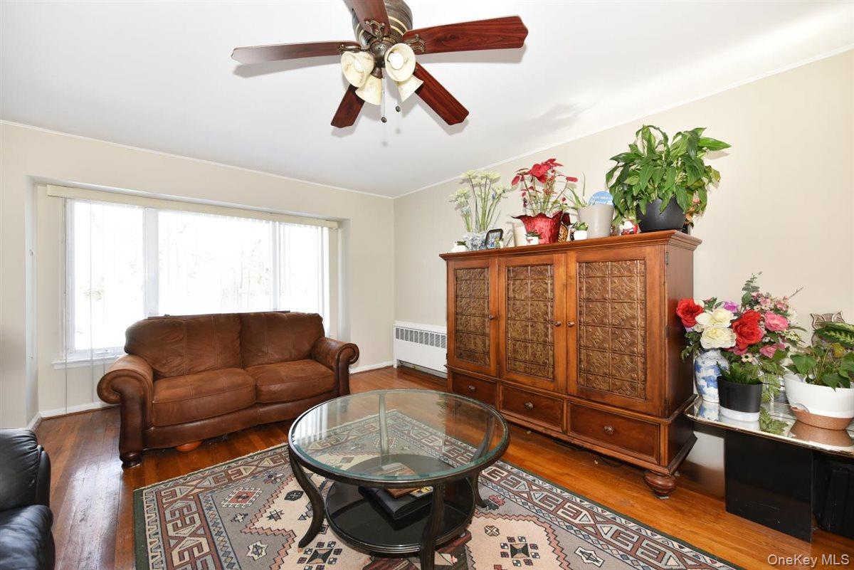 39 Greentree Road, Mineola, NY 11501