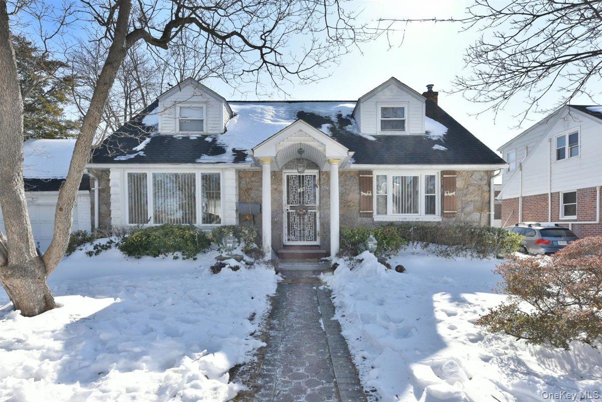 39 Greentree Road, Mineola, NY 11501