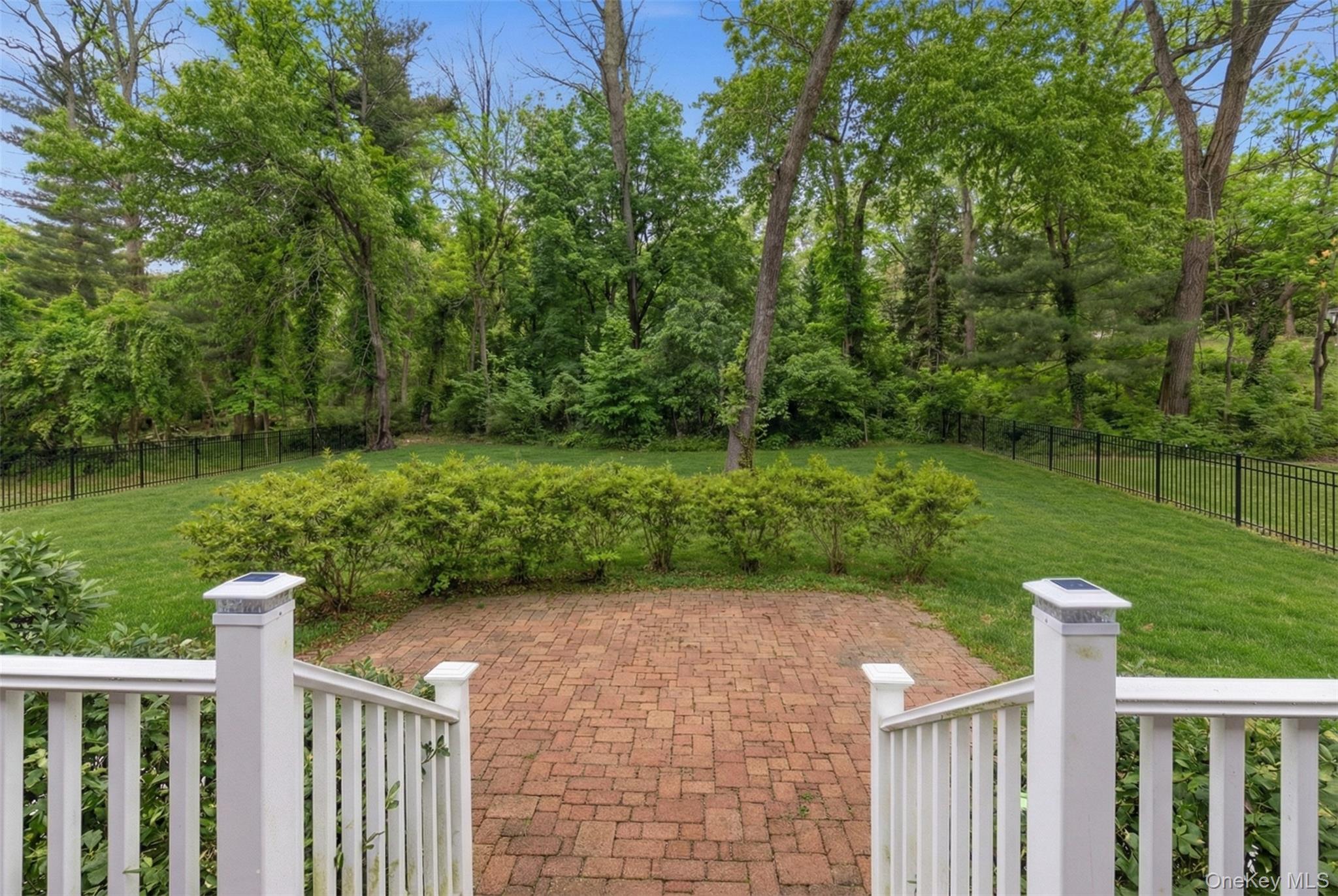 9 Mariners Court, Centerport, NY 11721