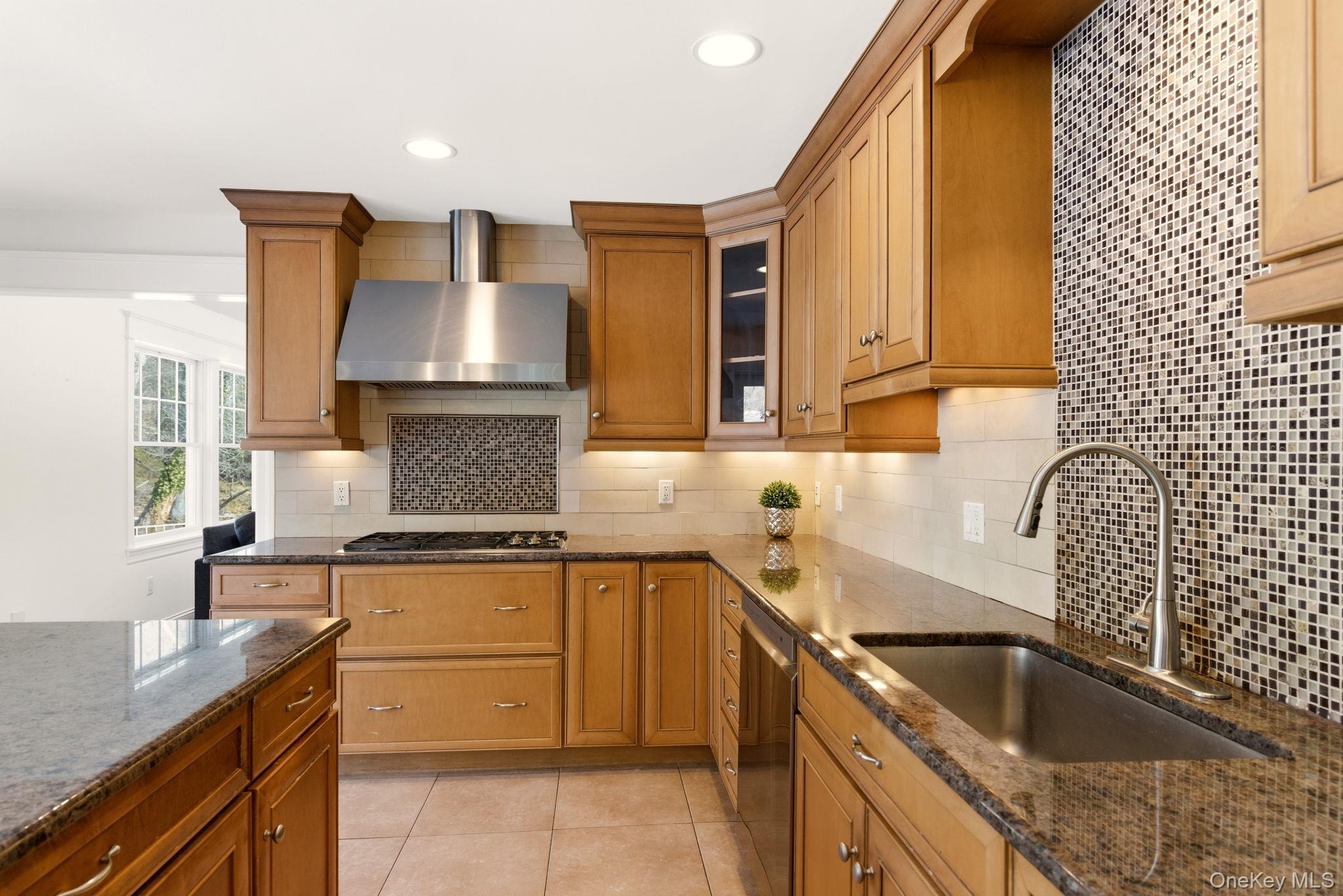 9 Mariners Court, Centerport, NY 11721