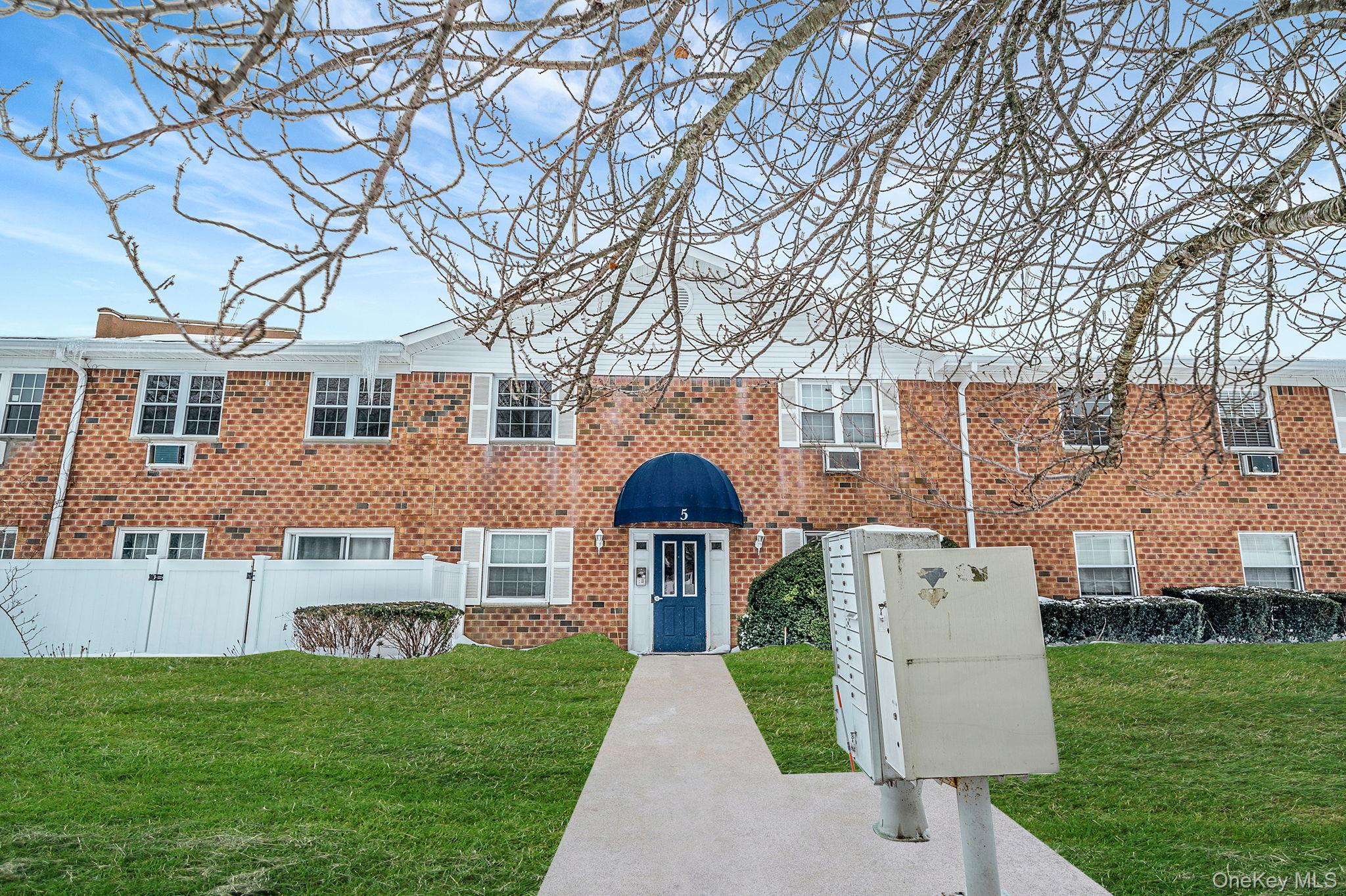 460 Old Town Road # APT 5-M, Port Jefferson Station, NY 11776