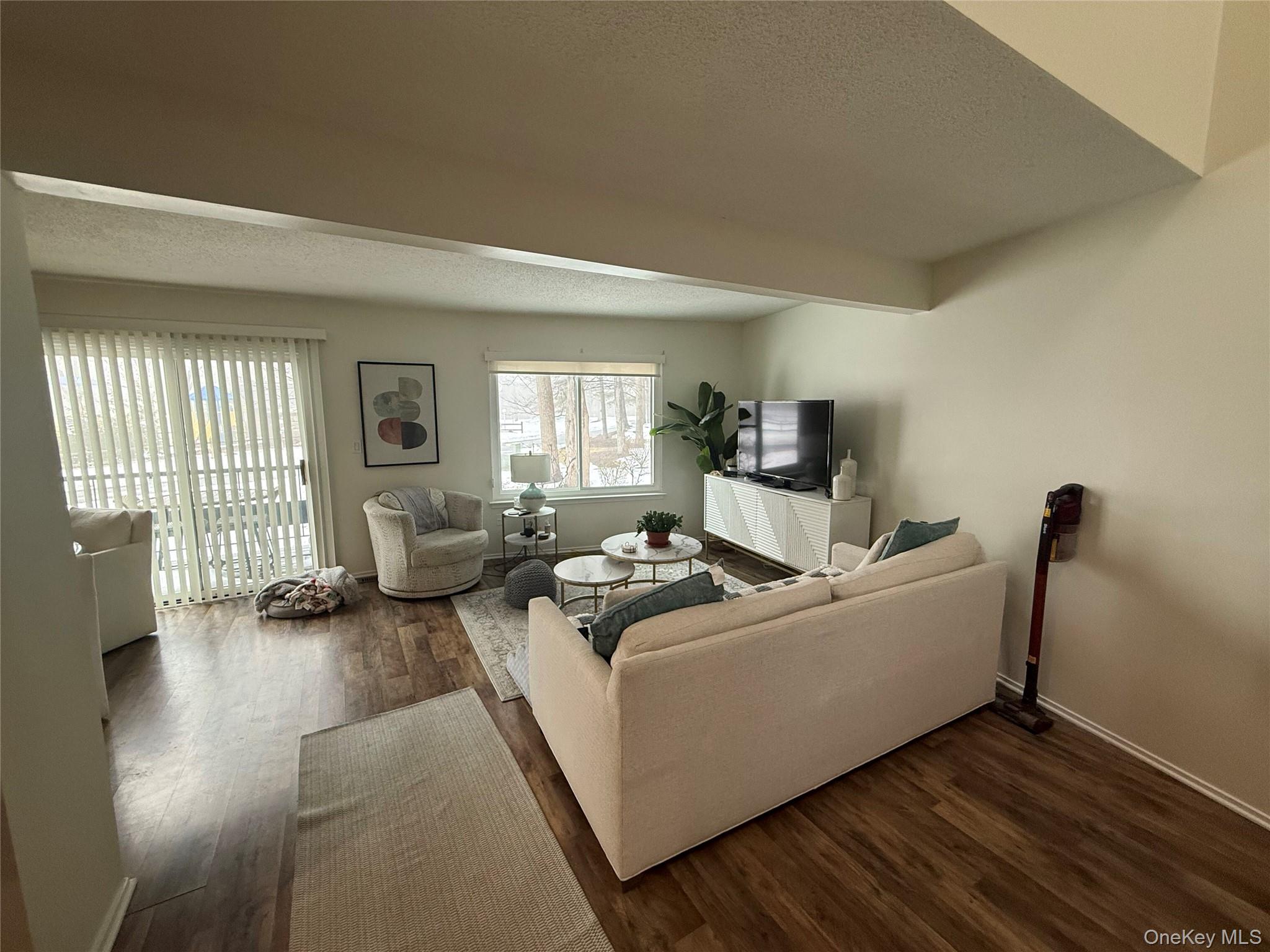 211 Treetop Circle, Nanuet, NY 10954