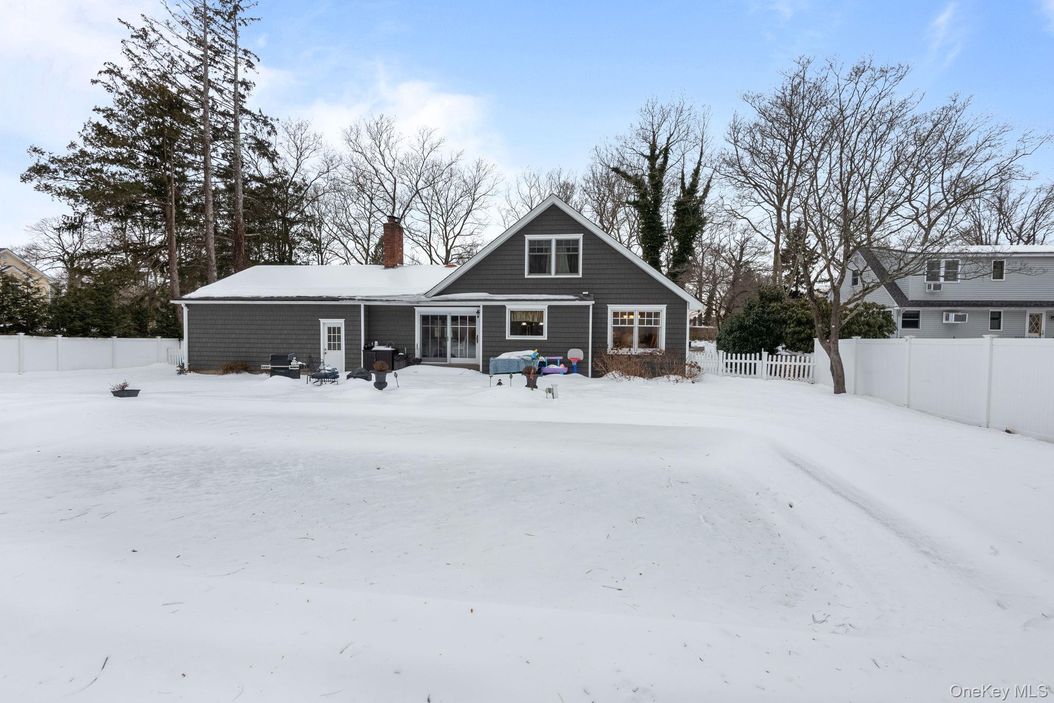 4 Abbington Place, Northport, NY 11768