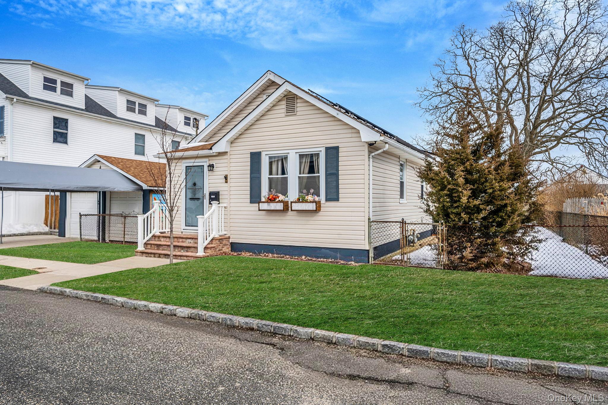 924 S 4th Street, Lindenhurst, NY 11757