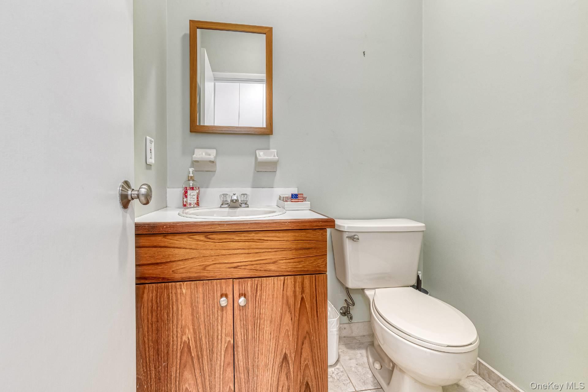 17 Crescent Way, Shelter Island, NY 11964