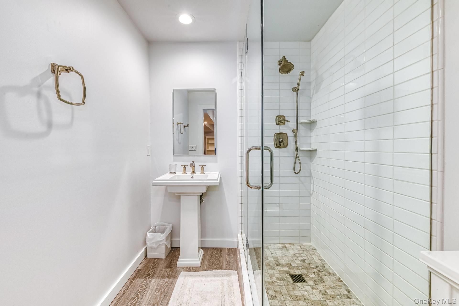 17 Crescent Way, Shelter Island, NY 11964