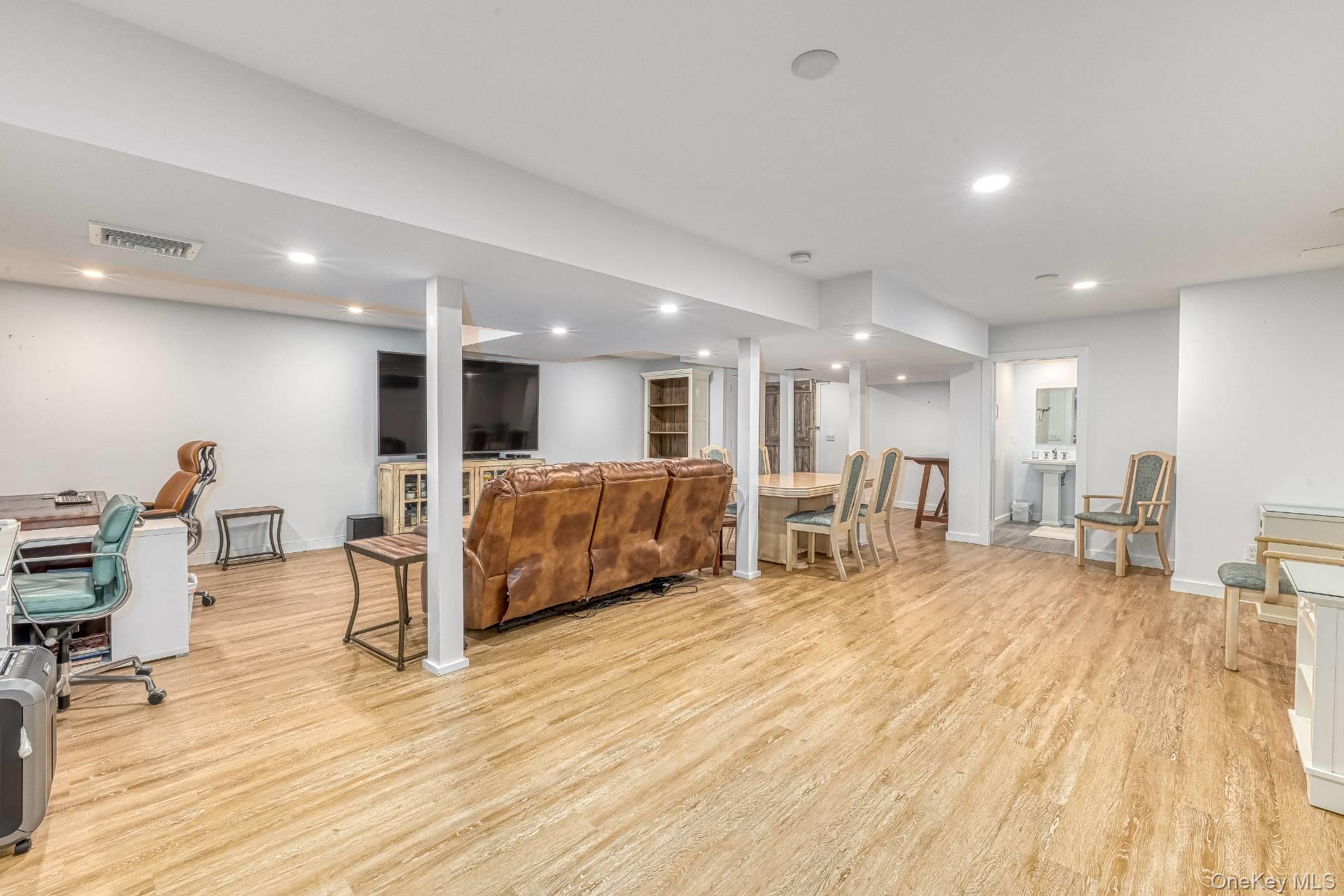 17 Crescent Way, Shelter Island, NY 11964