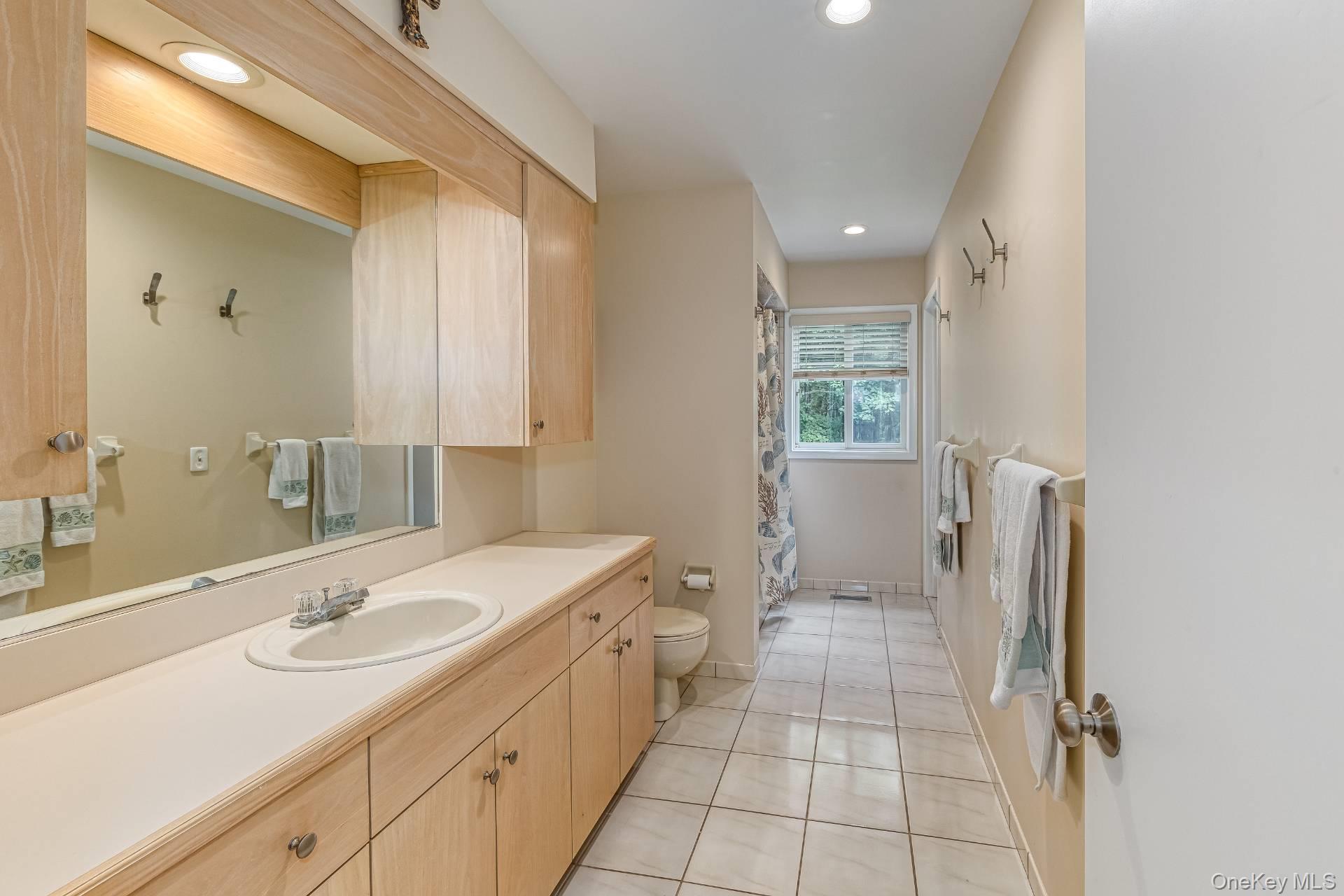 17 Crescent Way, Shelter Island, NY 11964