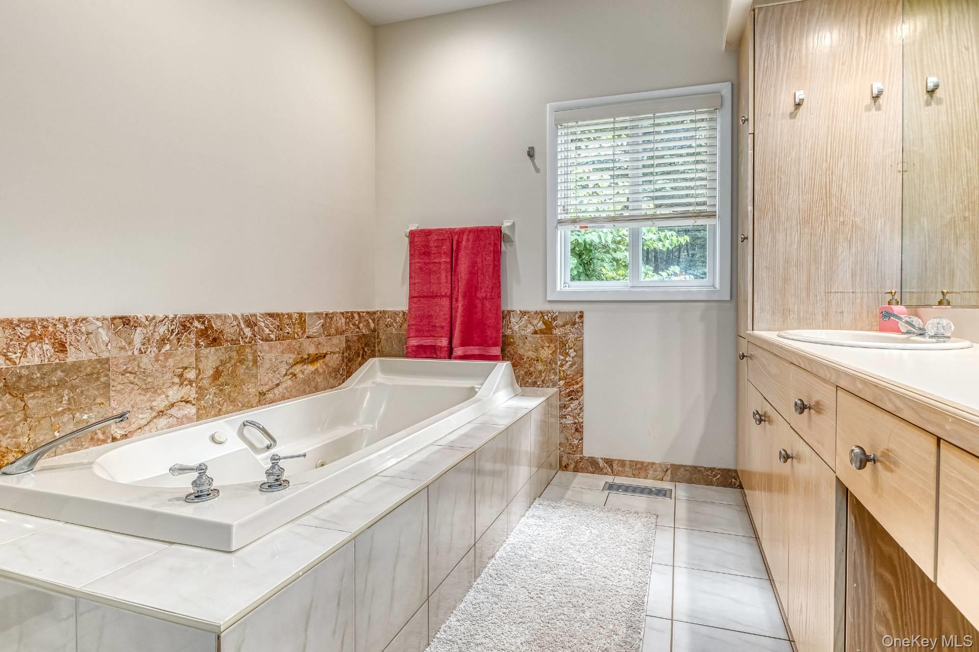 17 Crescent Way, Shelter Island, NY 11964