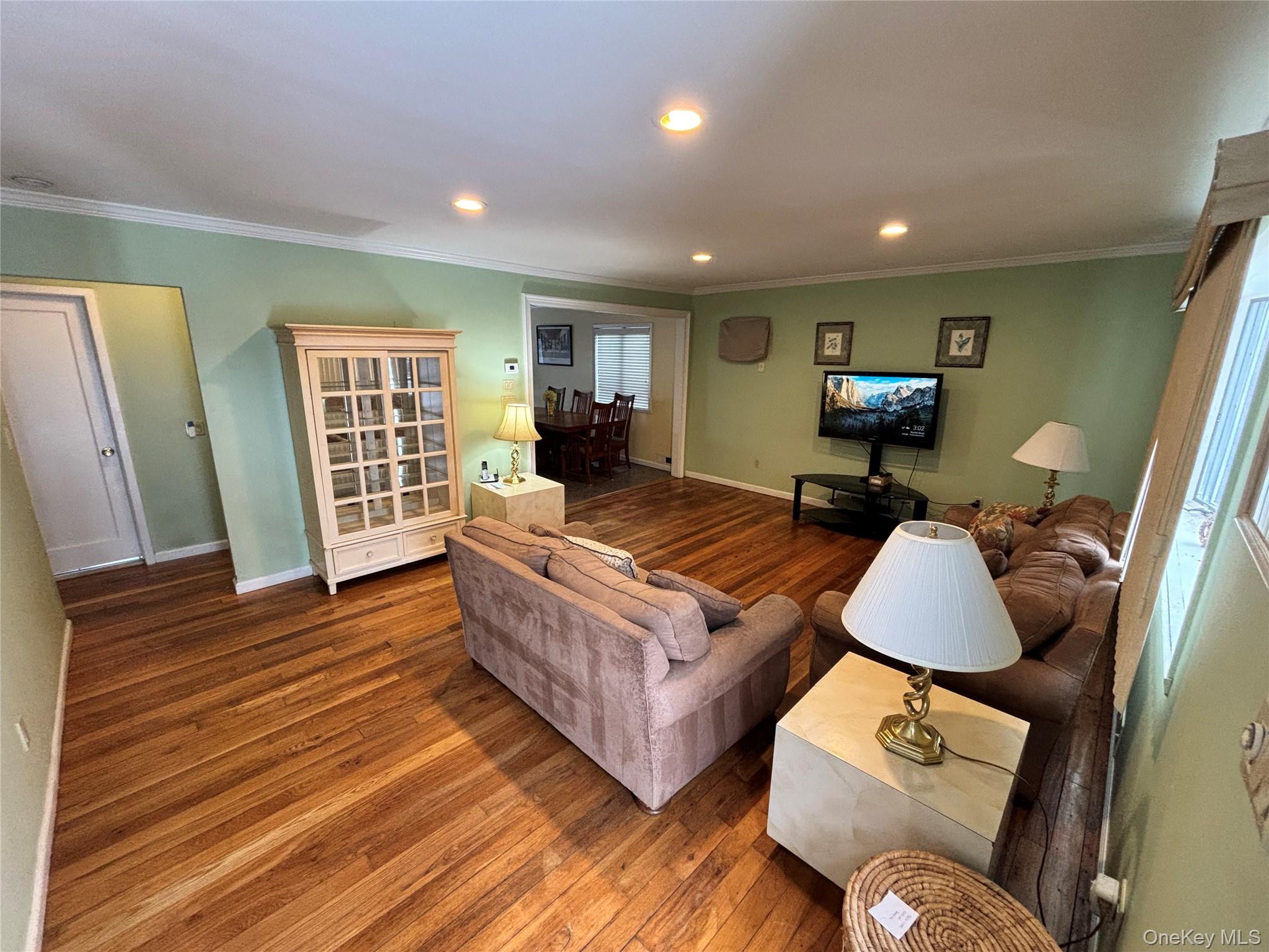 355 Pinelawn Avenue, Copiague, NY 11726