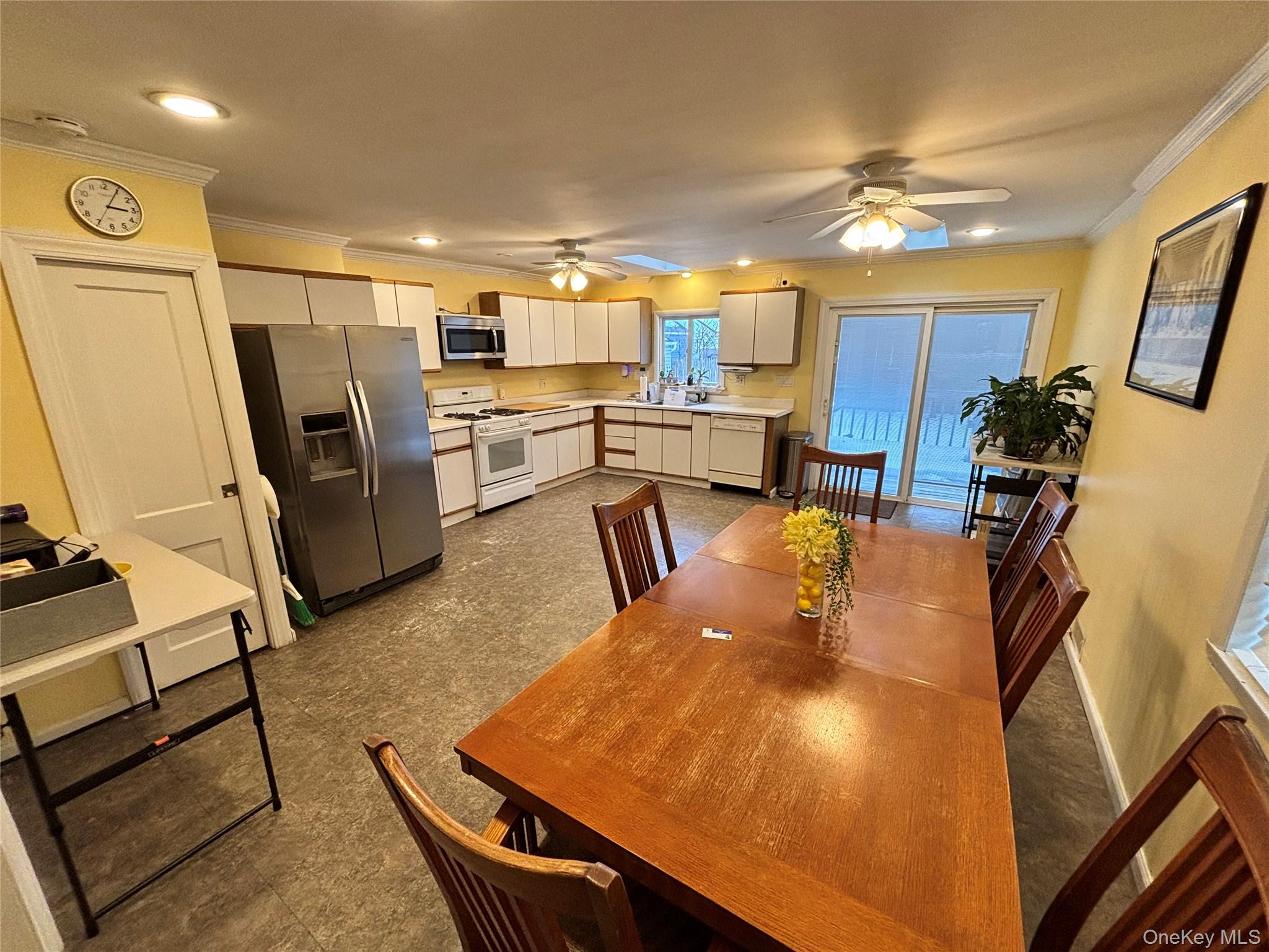 355 Pinelawn Avenue, Copiague, NY 11726