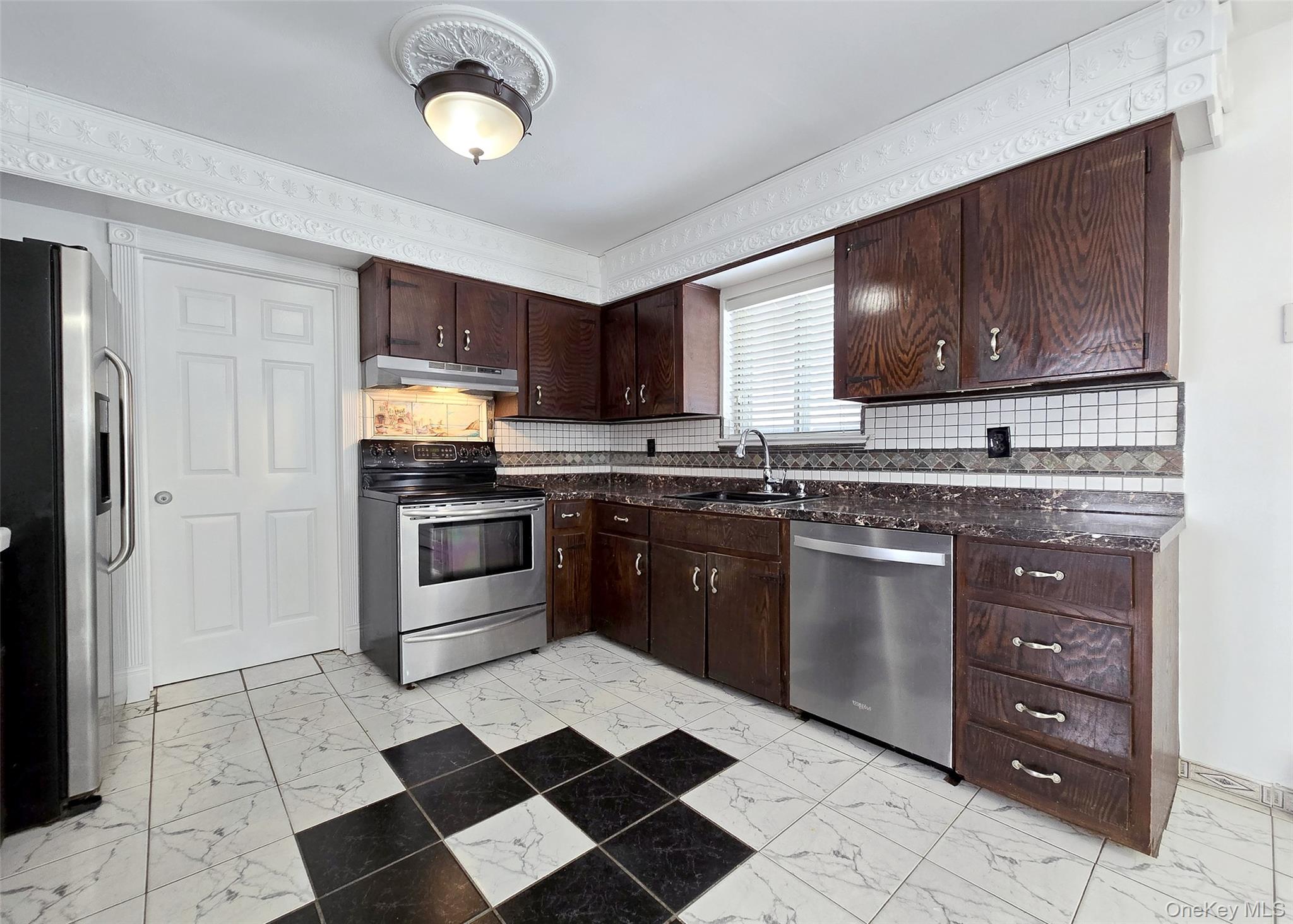 43 Fallen Leaf Road, Holbrook, NY 11741