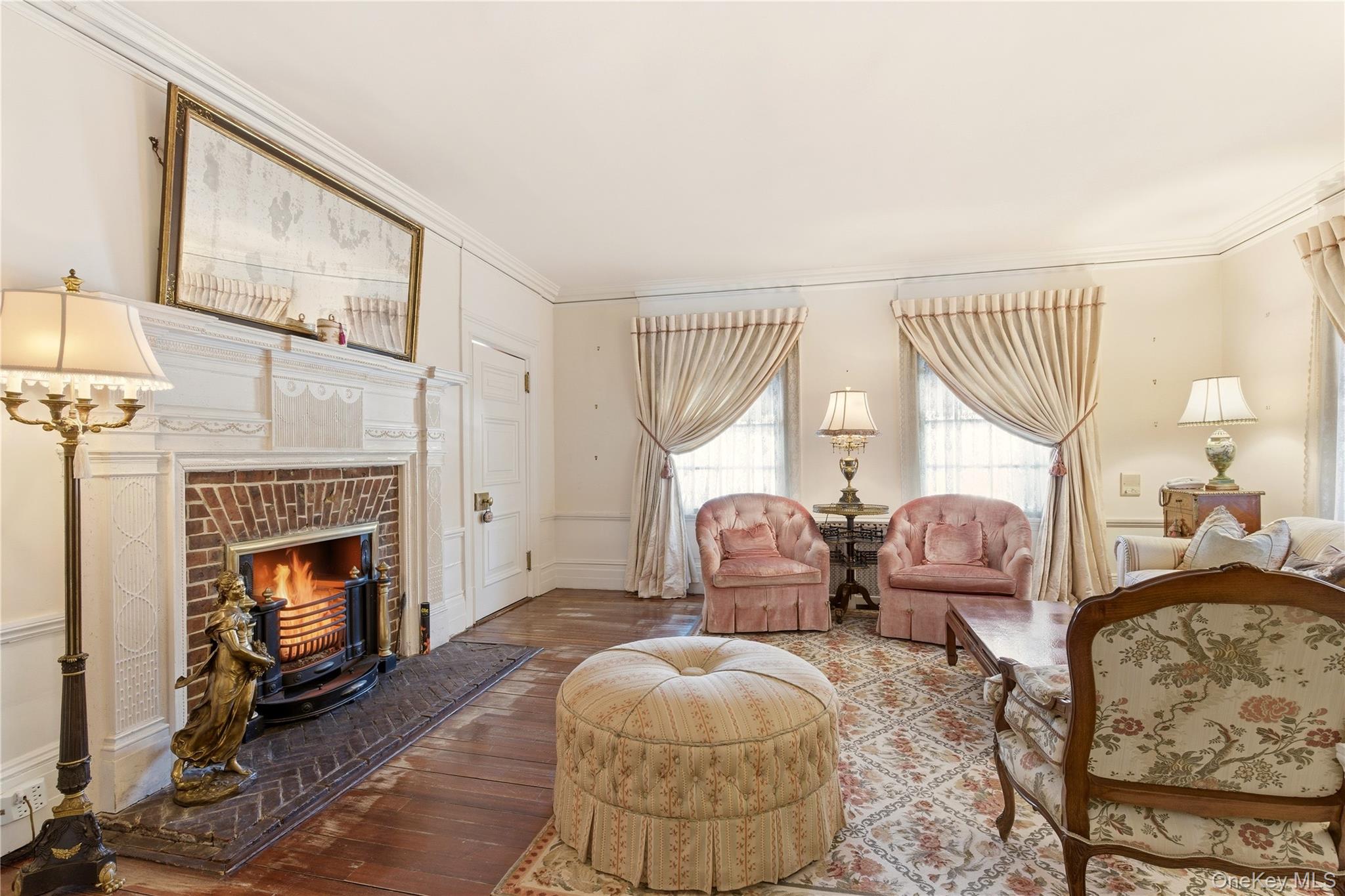 42 Clocktower Lane, Old Westbury, NY 11568