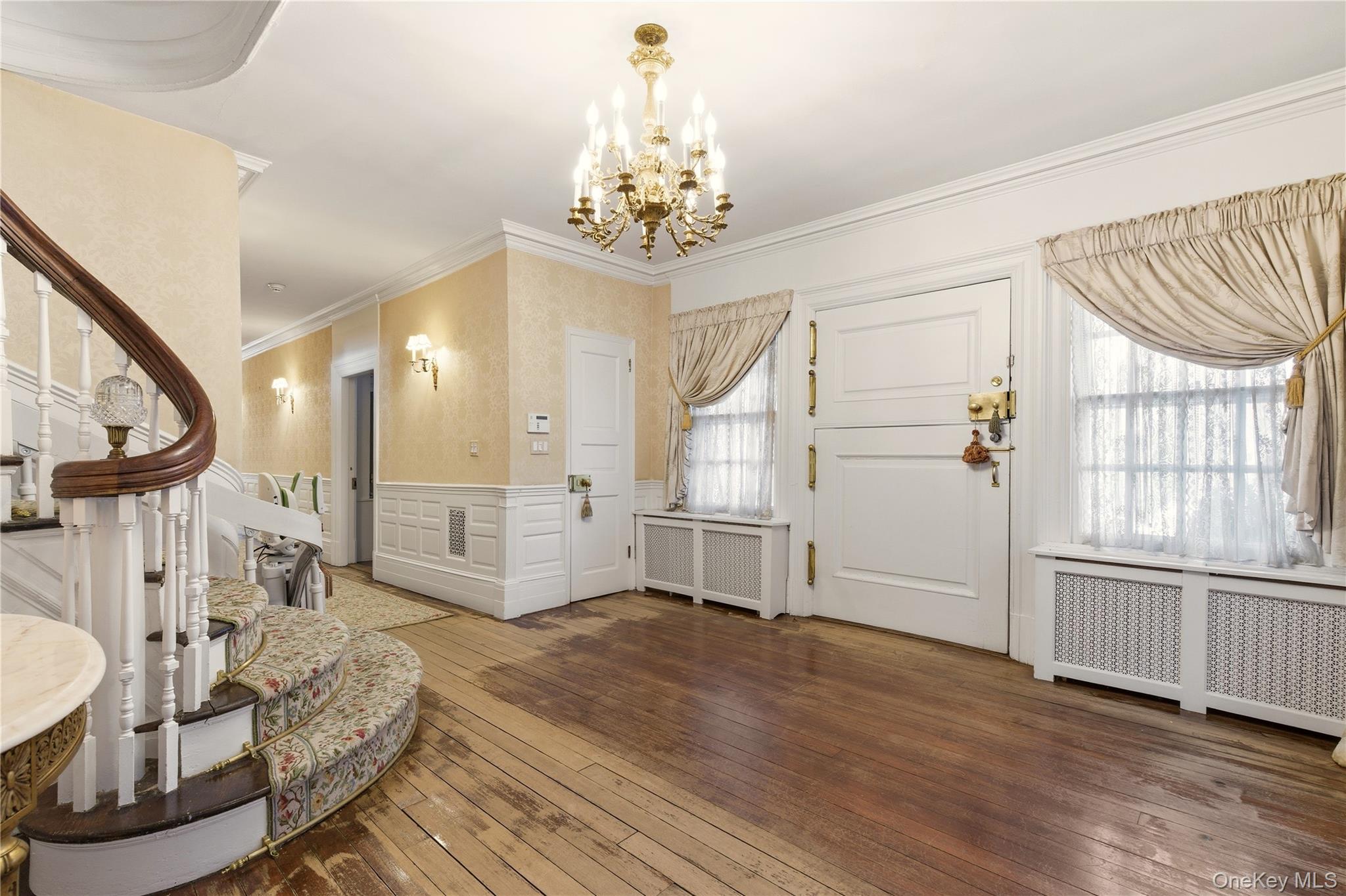 42 Clocktower Lane, Old Westbury, NY 11568