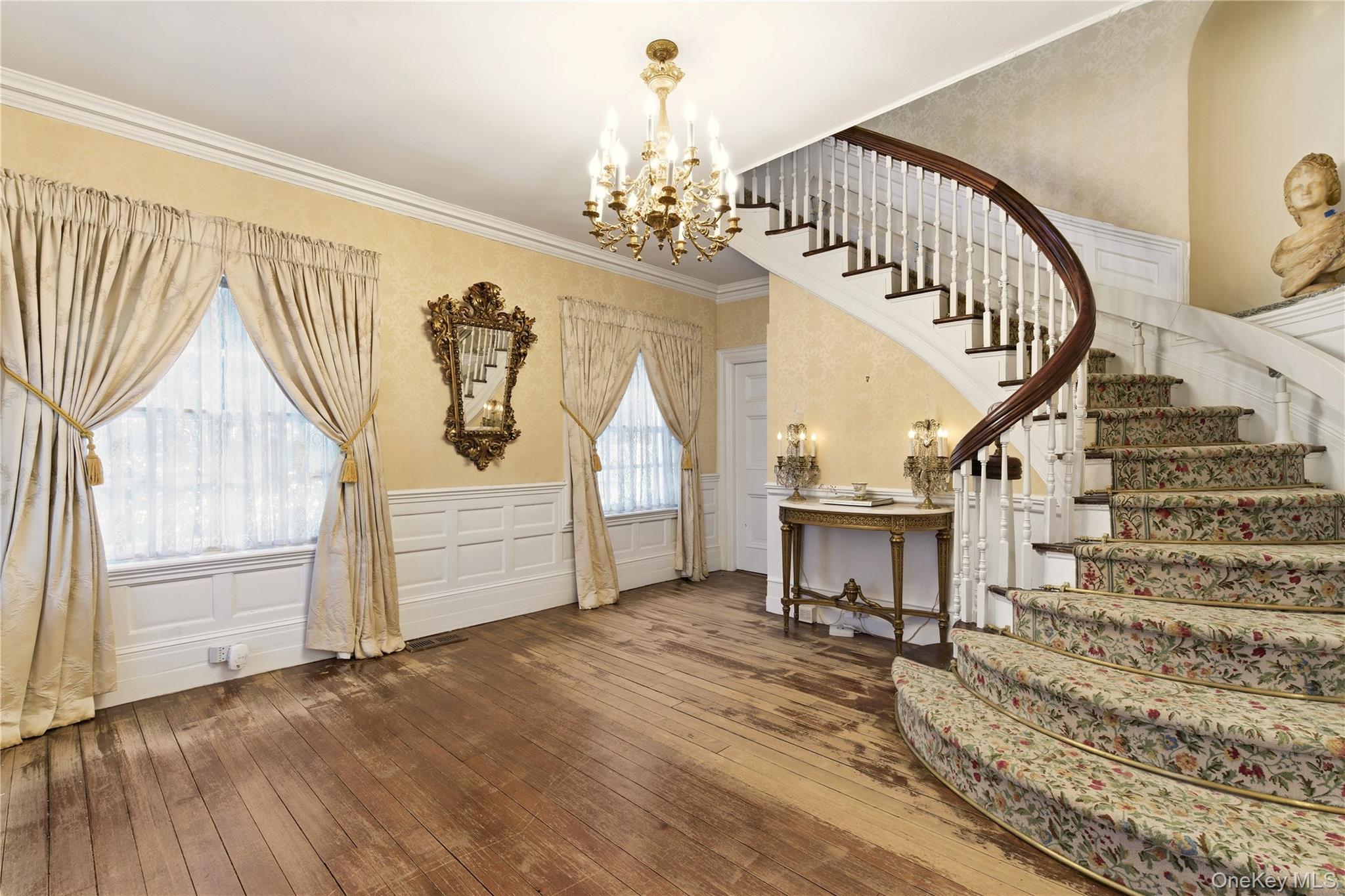 42 Clocktower Lane, Old Westbury, NY 11568