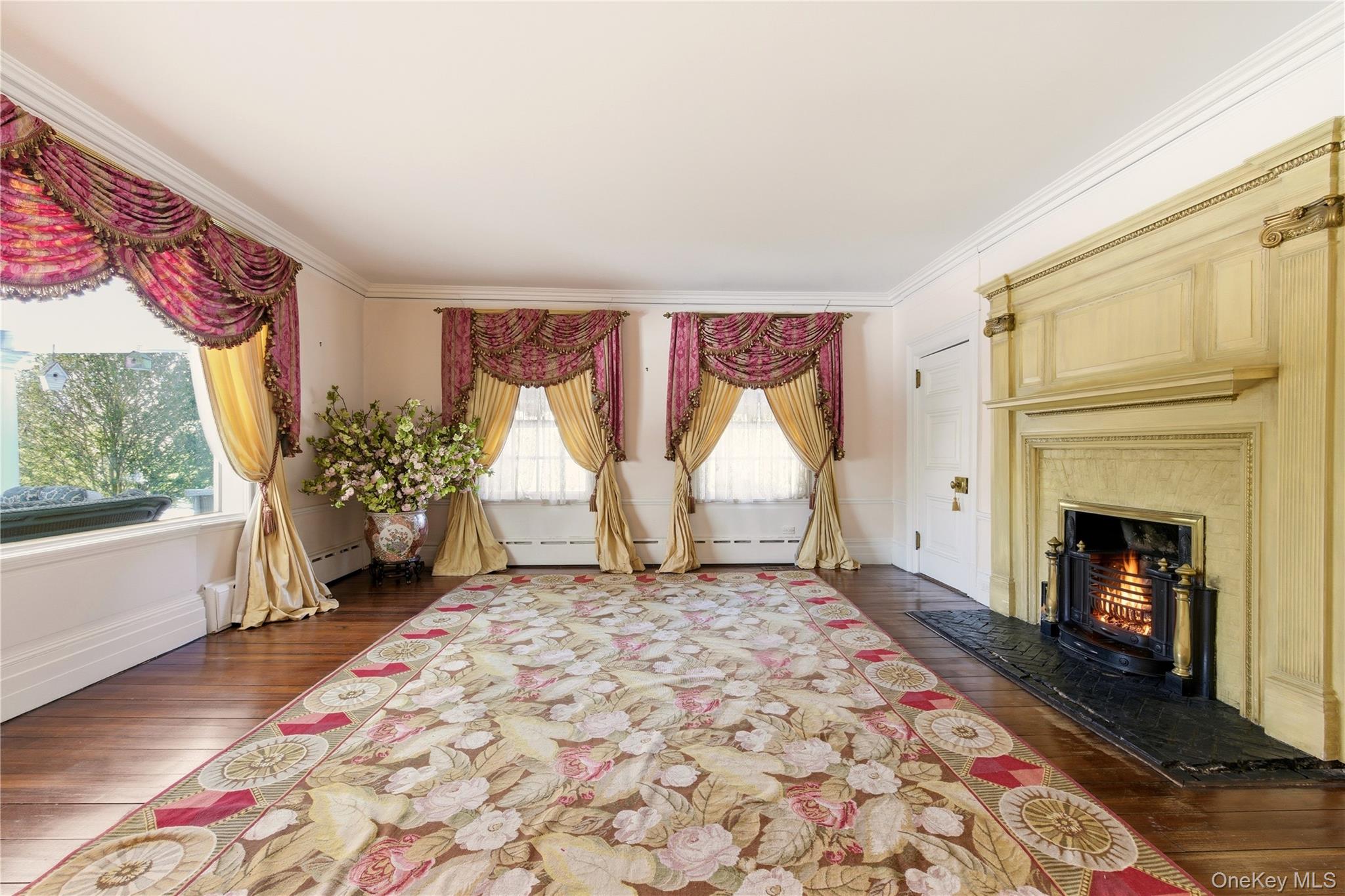 42 Clocktower Lane, Old Westbury, NY 11568