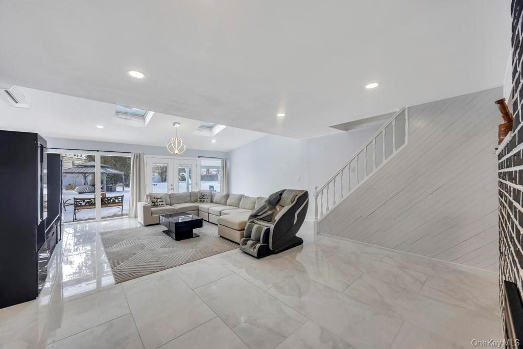 119 Scooter Lane, Hicksville, NY 11801