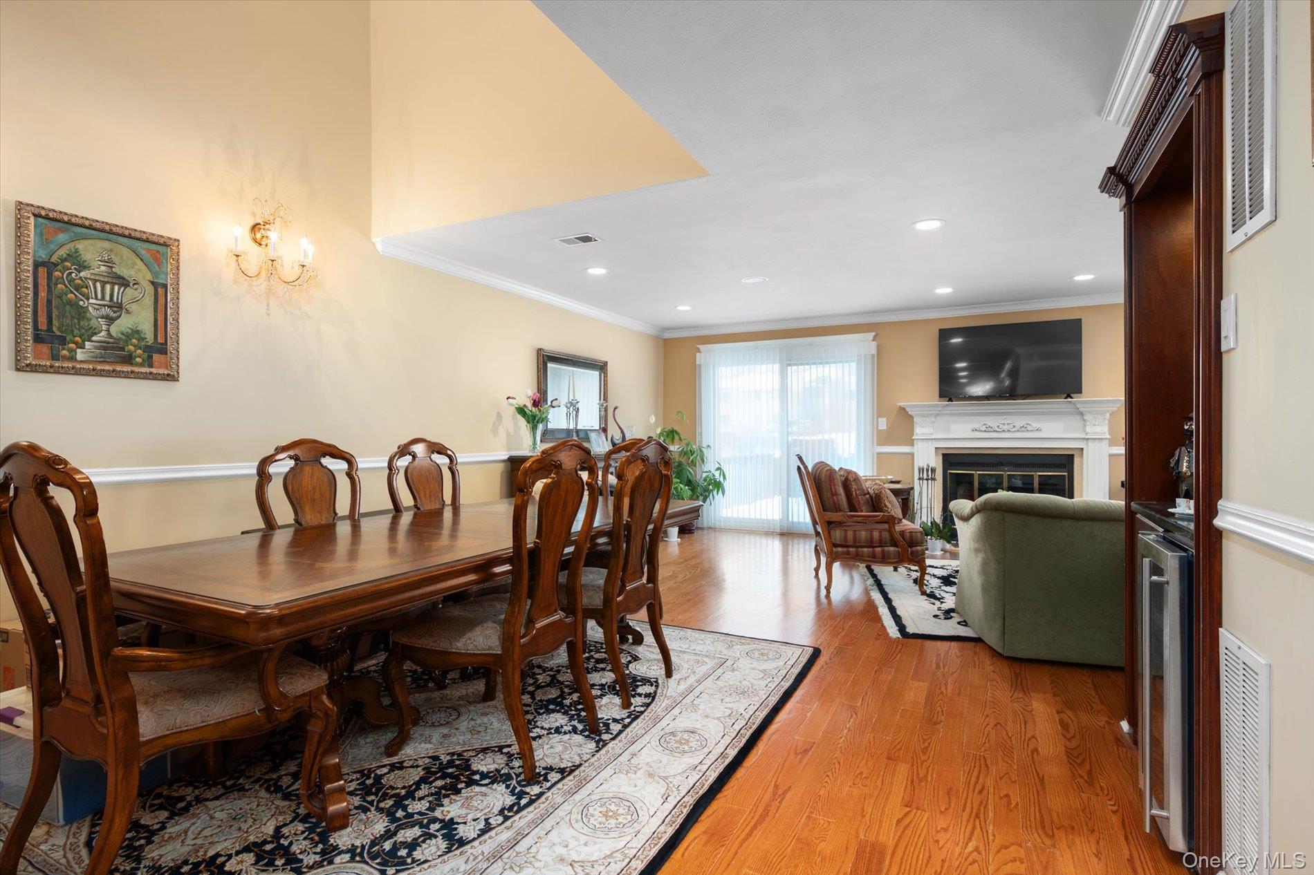 53 Chestnut Lane, Woodbury, NY 11797