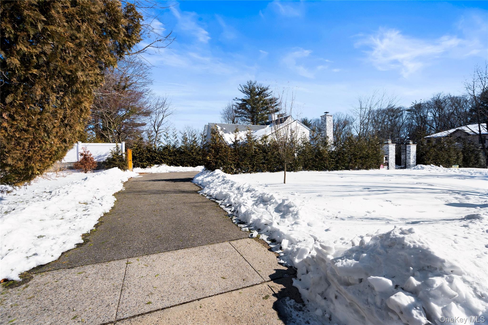 1 Strawberry Lane, Roslyn Heights, NY 11577