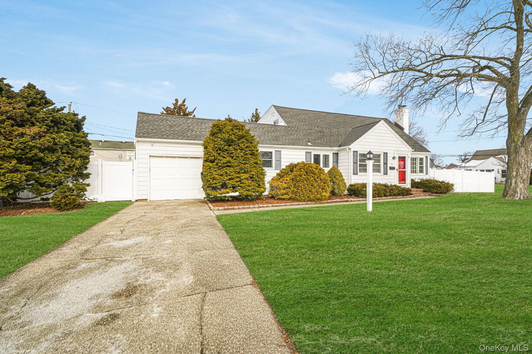 53 Canterbury Lane, North Babylon, NY 11703