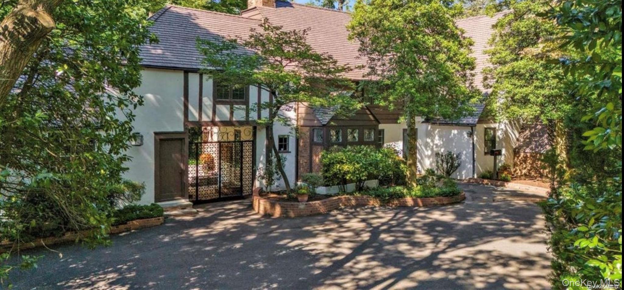 9 Beacon Hill Road, Port Washington, NY 11050