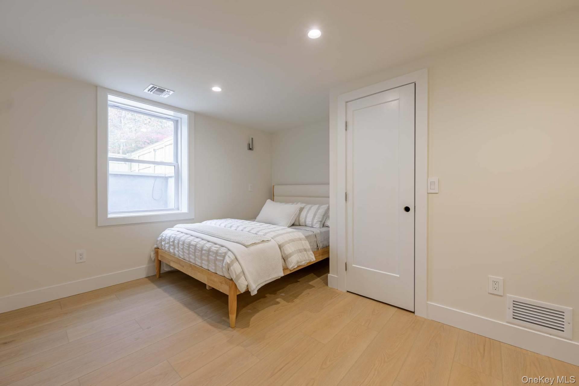 28 Bay Avenue W, Hampton Bays, NY 11946