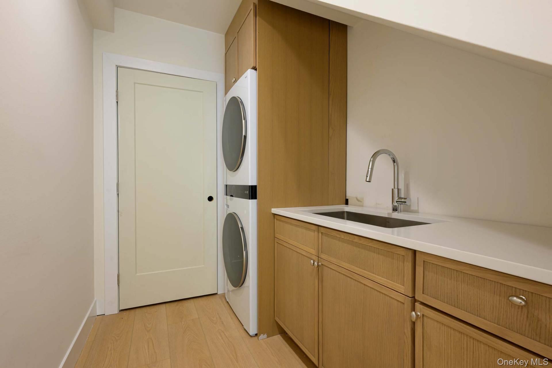 28 Bay Avenue W, Hampton Bays, NY 11946