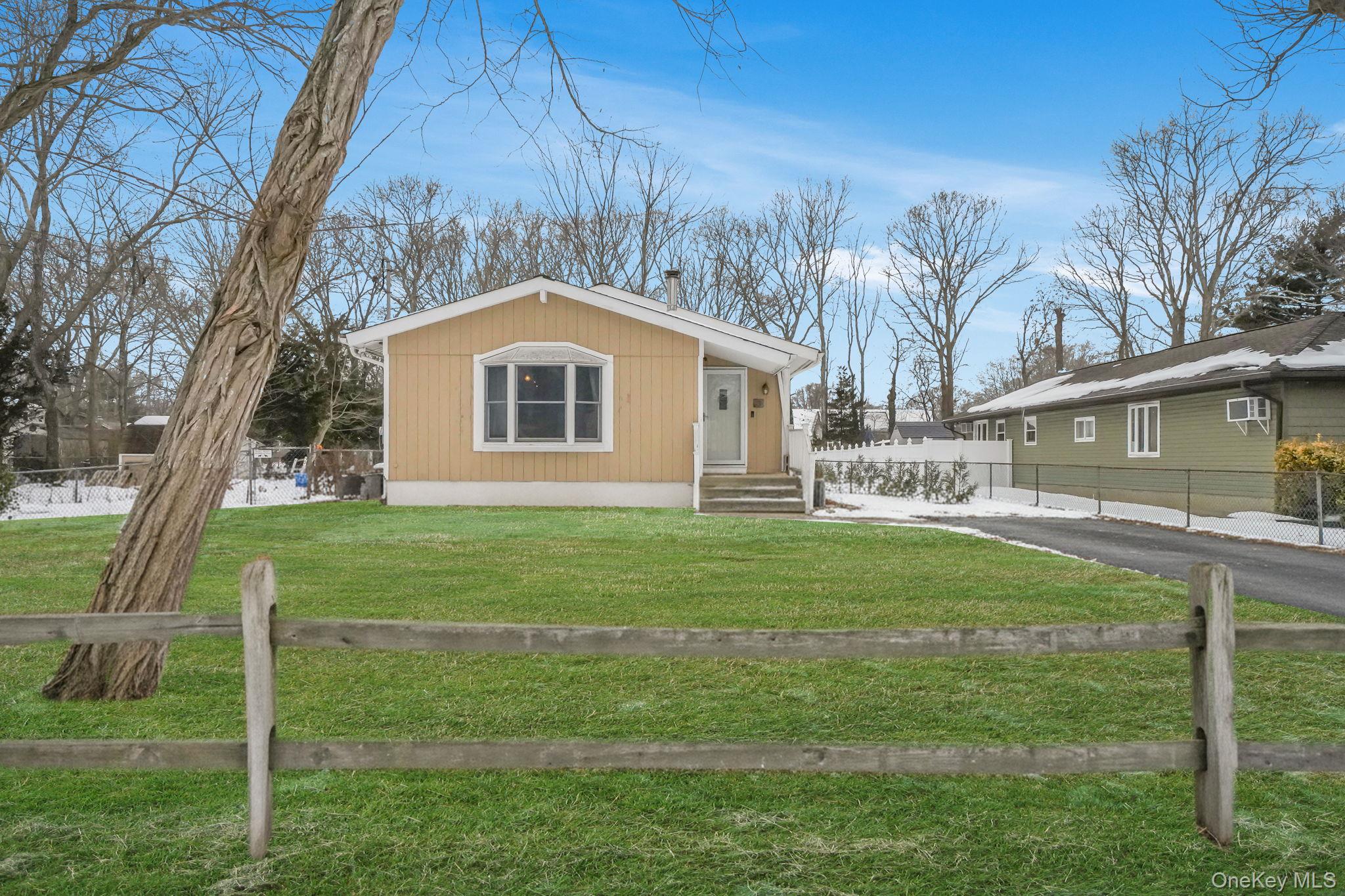 71 Oak Avenue, Shirley, NY 11967