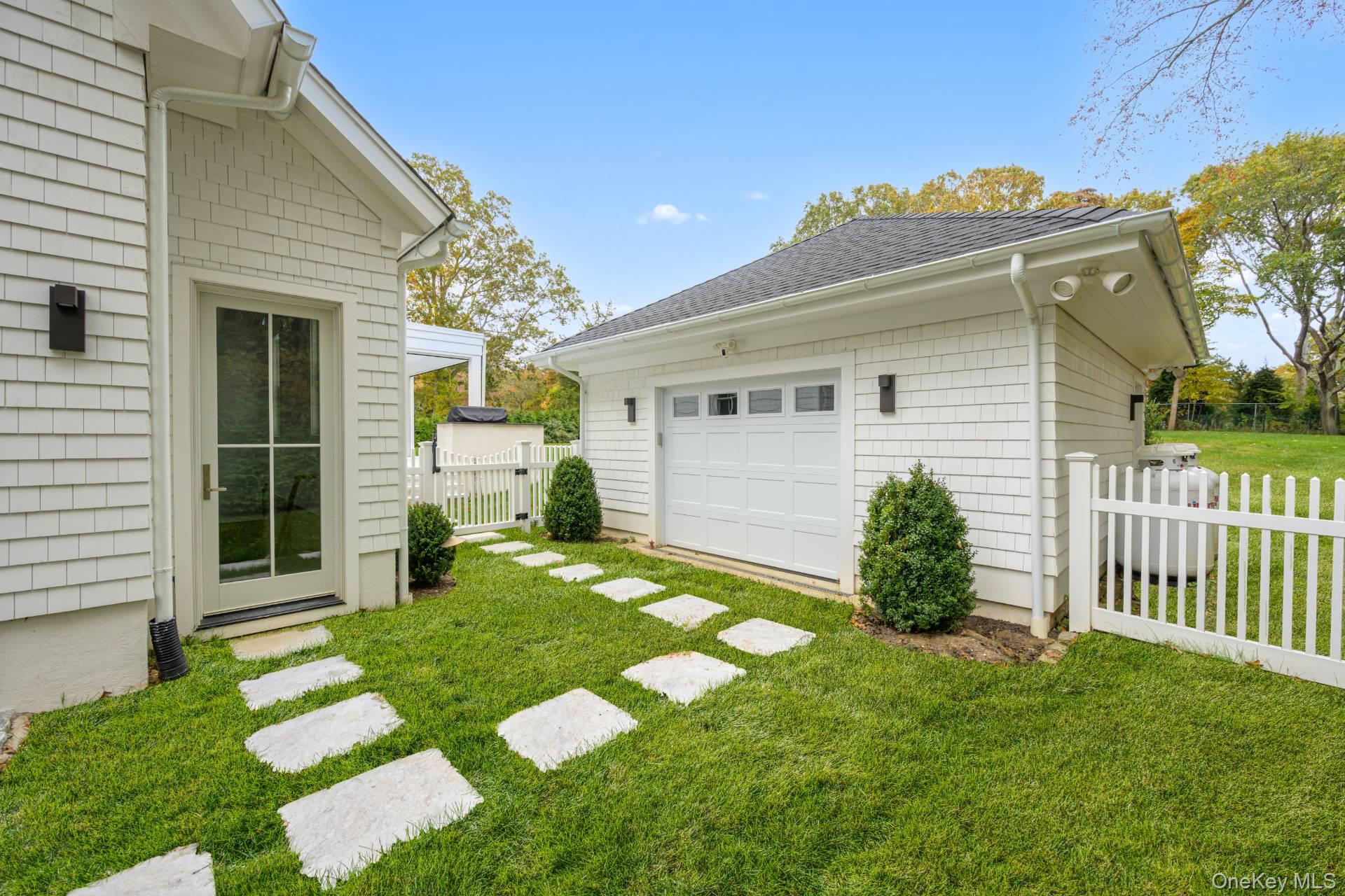 24 White Oak Lane, Southampton, NY 11968