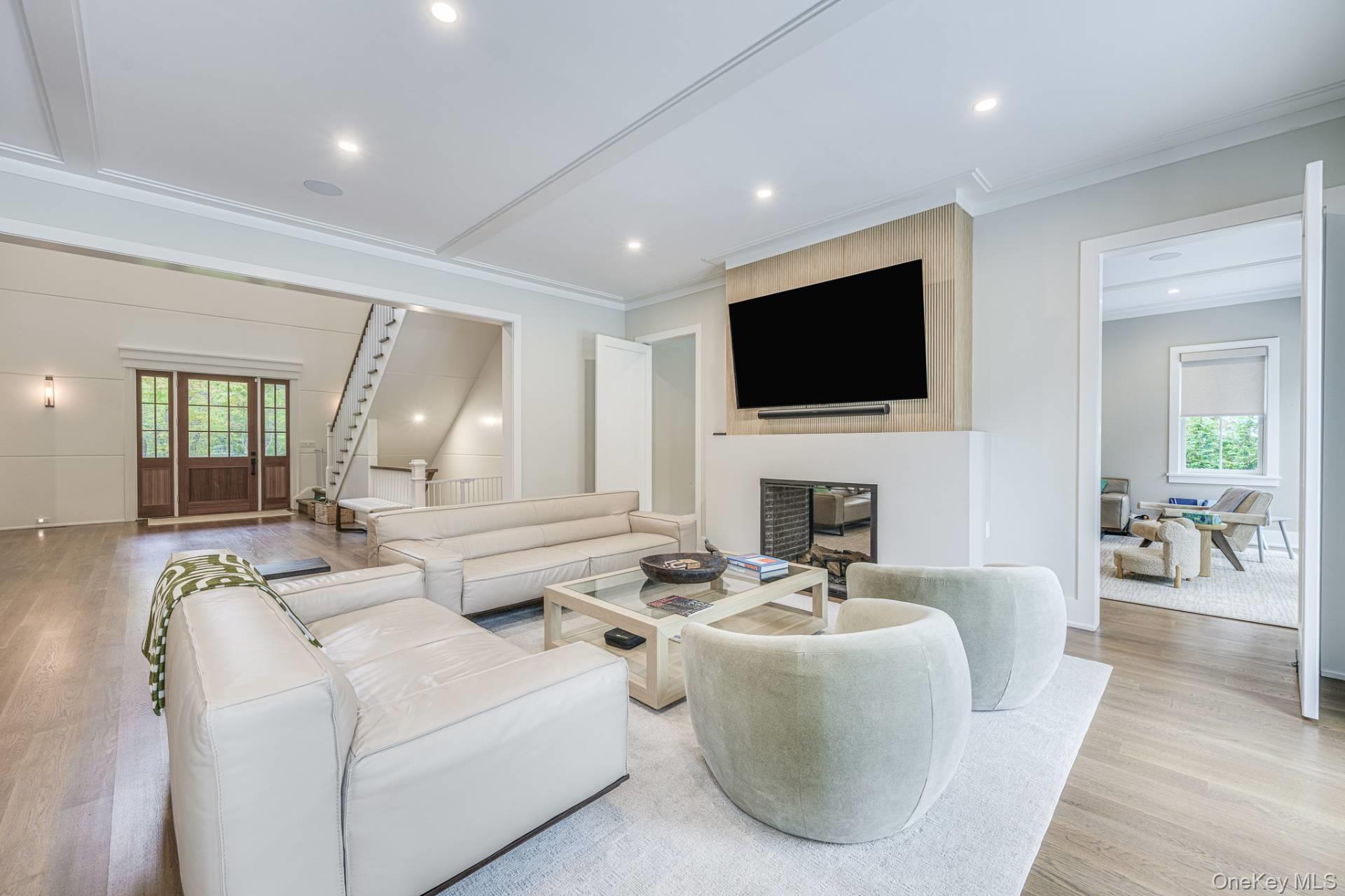 24 White Oak Lane, Southampton, NY 11968