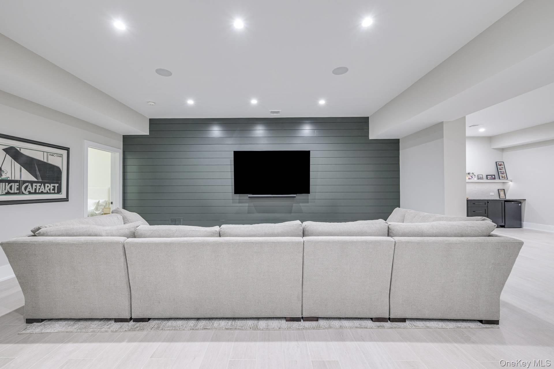 24 White Oak Lane, Southampton, NY 11968