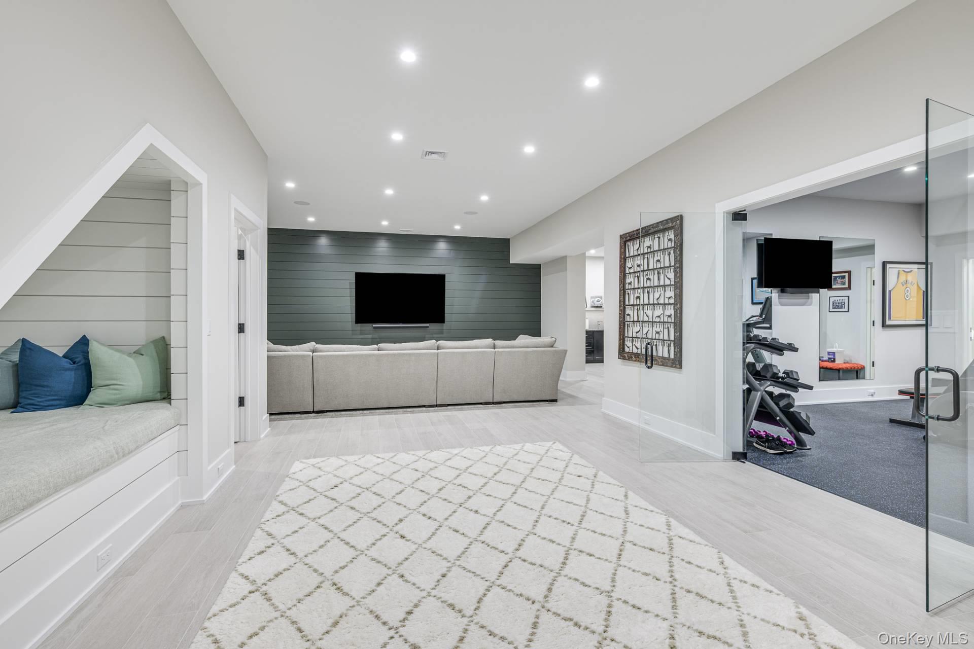 24 White Oak Lane, Southampton, NY 11968