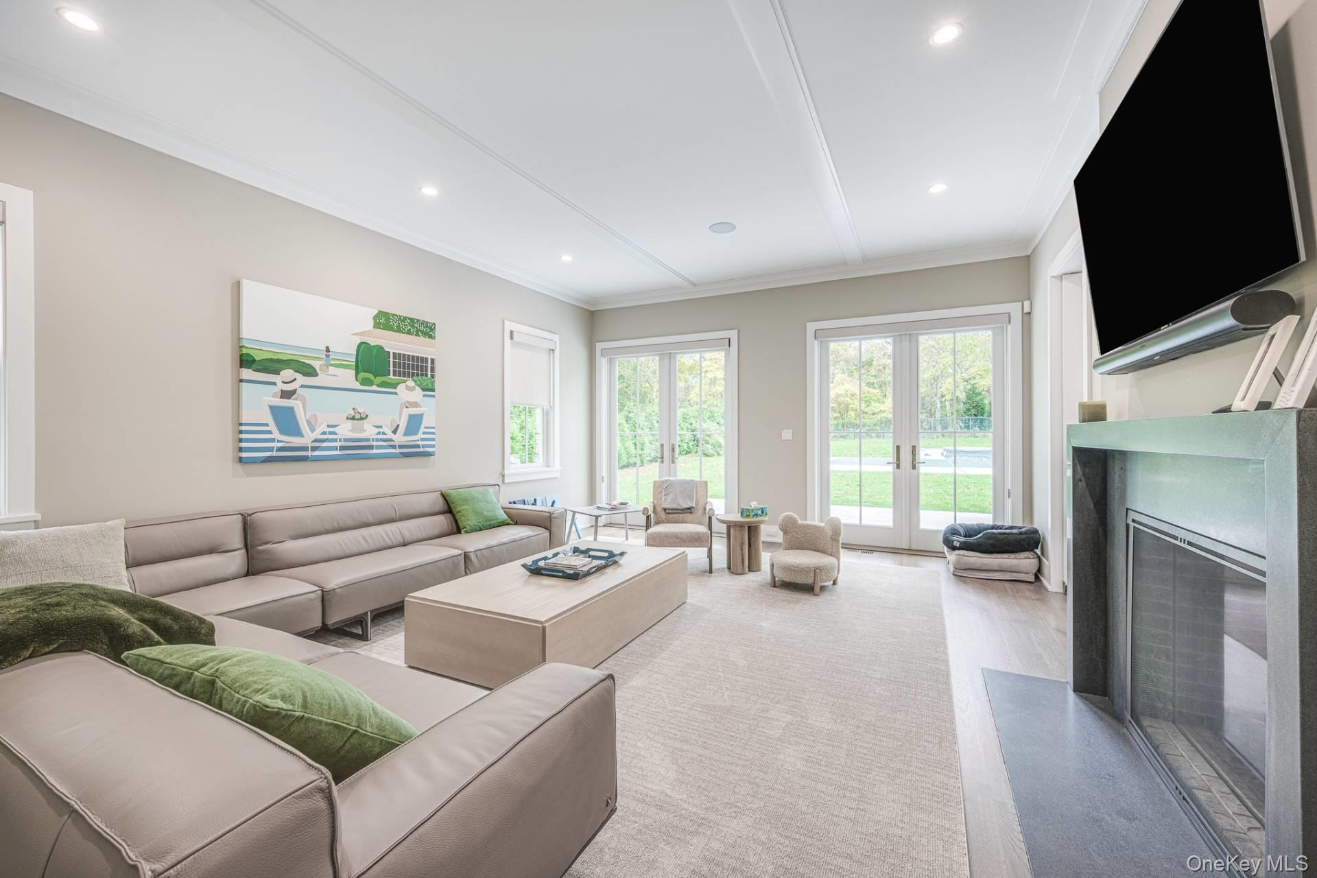 24 White Oak Lane, Southampton, NY 11968