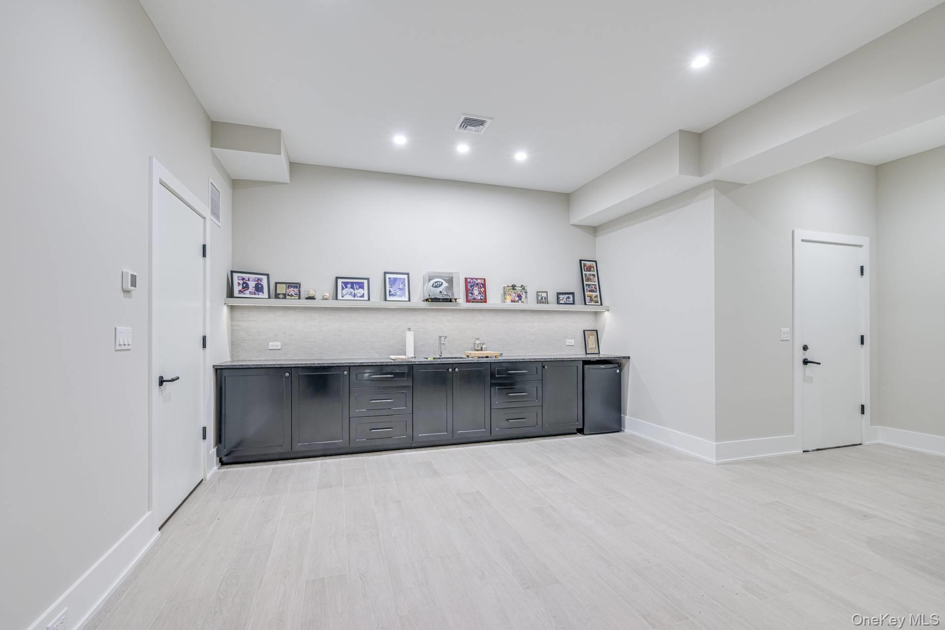 24 White Oak Lane, Southampton, NY 11968