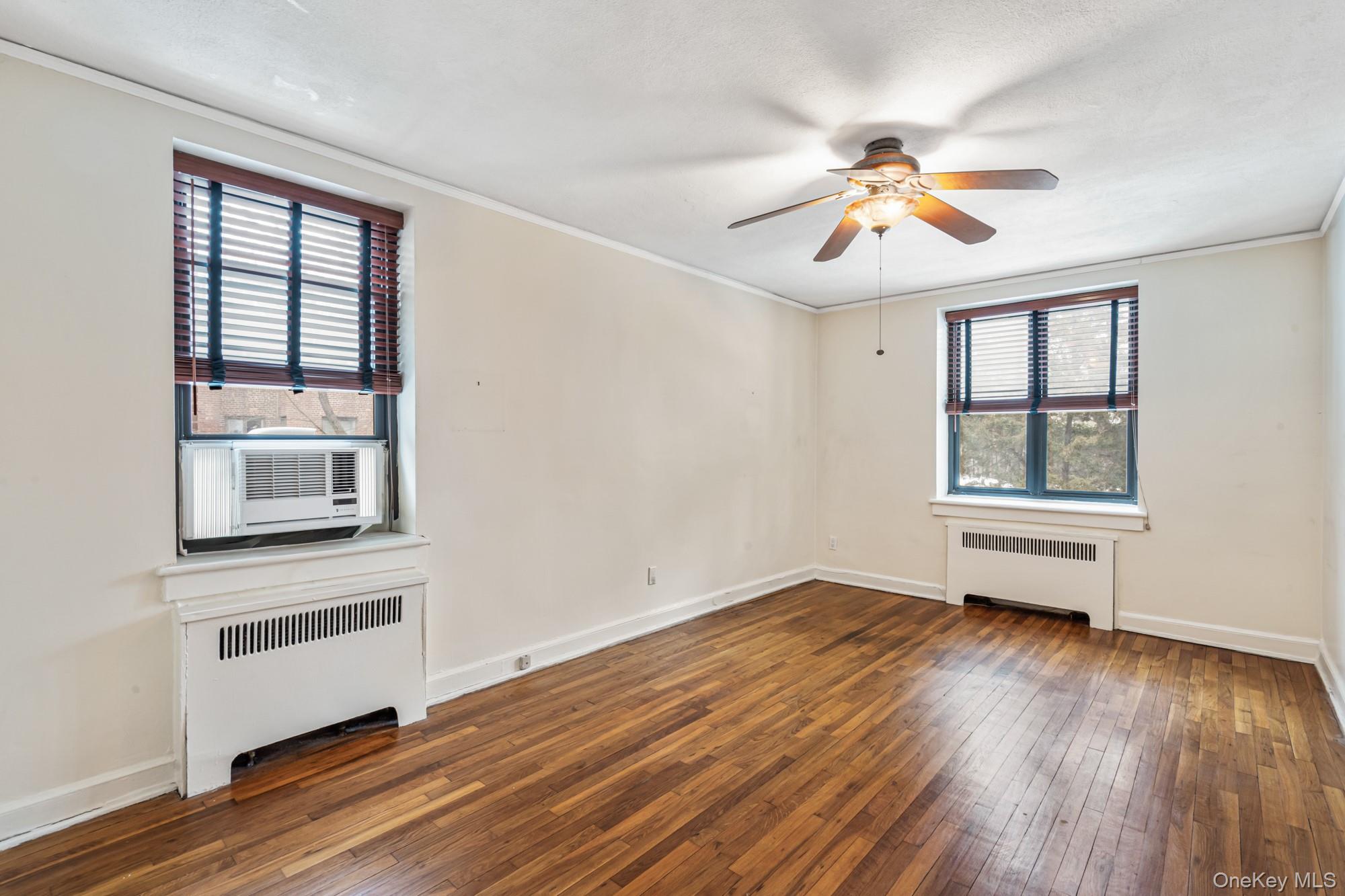 2 Townhouse Place # 2L, Great Neck, NY 11021