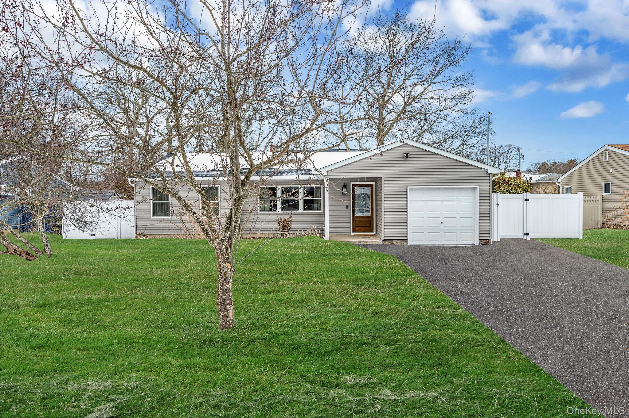 33 Loughlin Drive, Shirley, NY 11967