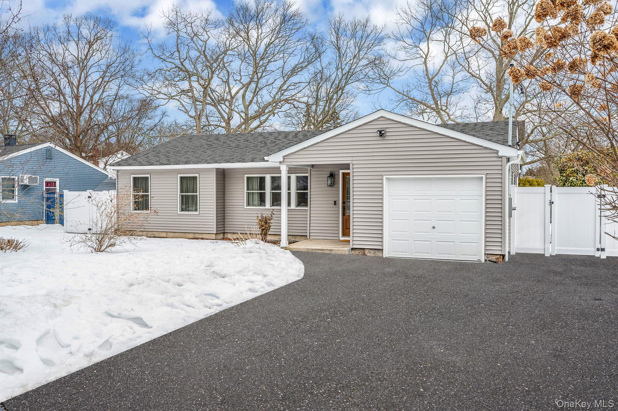 33 Loughlin Drive, Shirley, NY 11967