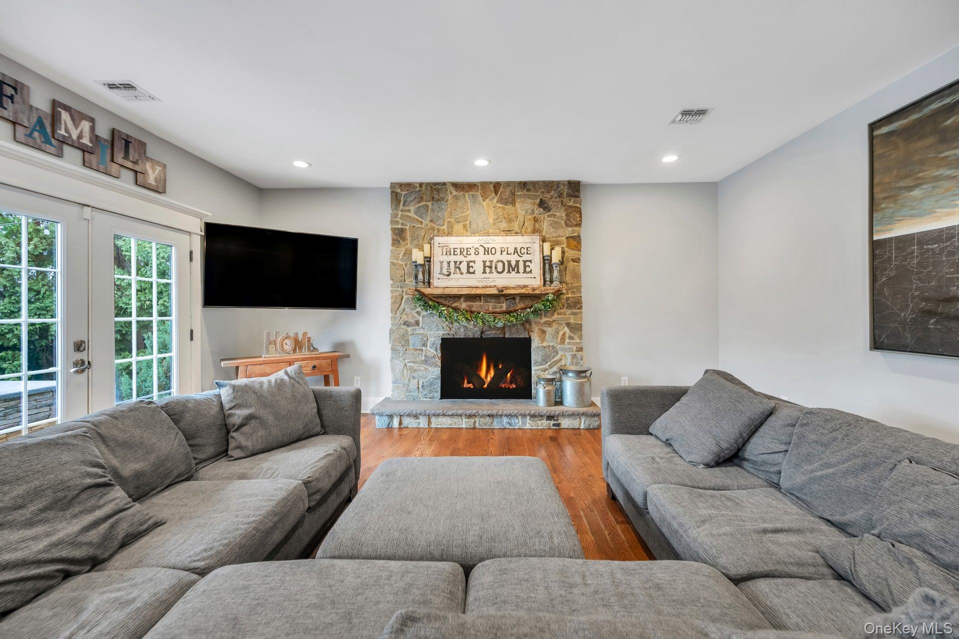 40 Arbor Field Way, Lake Grove, NY 11755