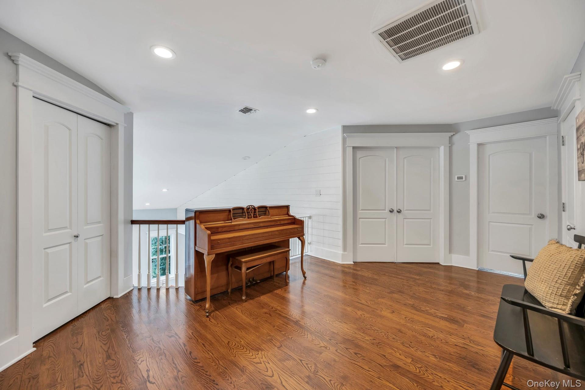 40 Arbor Field Way, Lake Grove, NY 11755