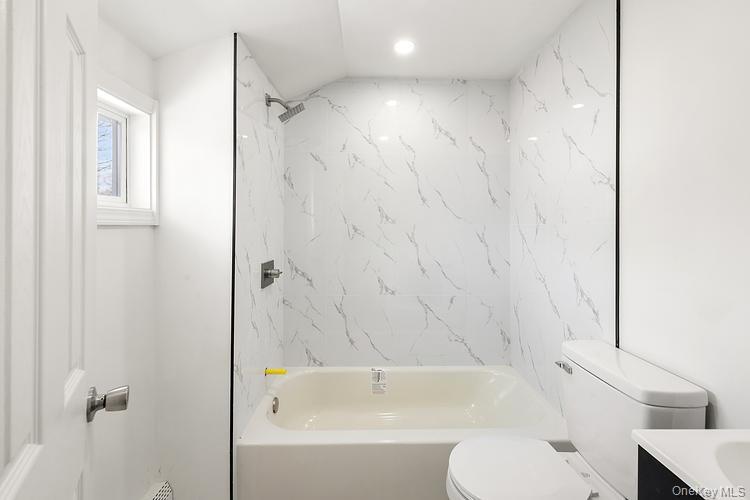 15 Gardiners Road, Sound Beach, NY 11789