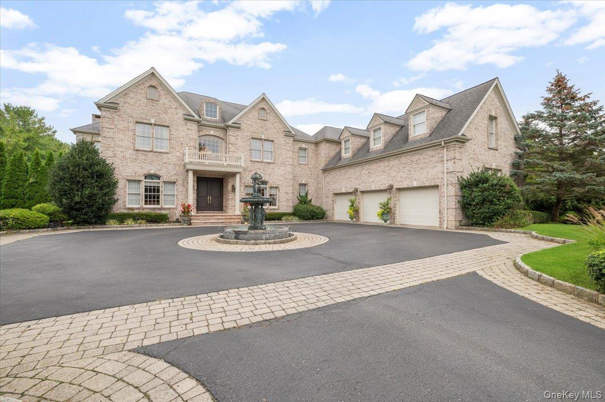 44 Legends Circle, Melville, NY 11747