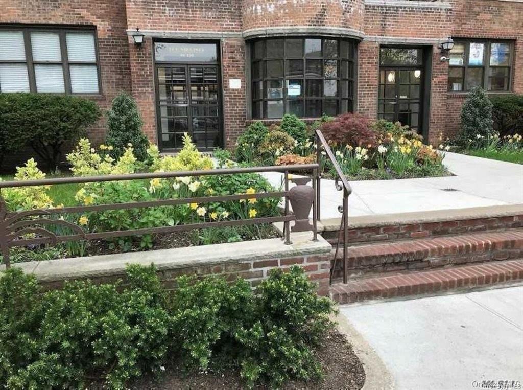 98-120 Queens Blvd # 4C, Rego Park, NY 11374