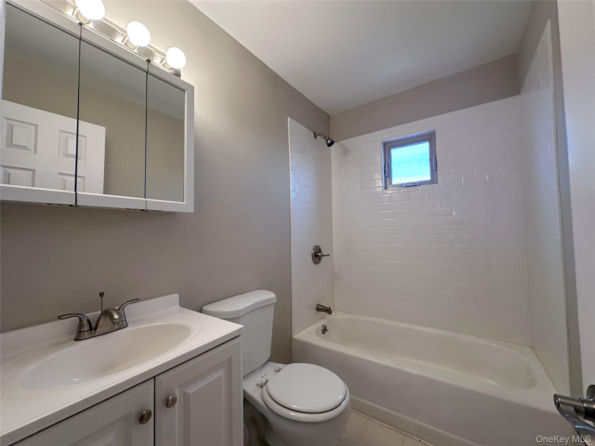 2449 UNION Boulevard # 33B, Islip, NY 11751